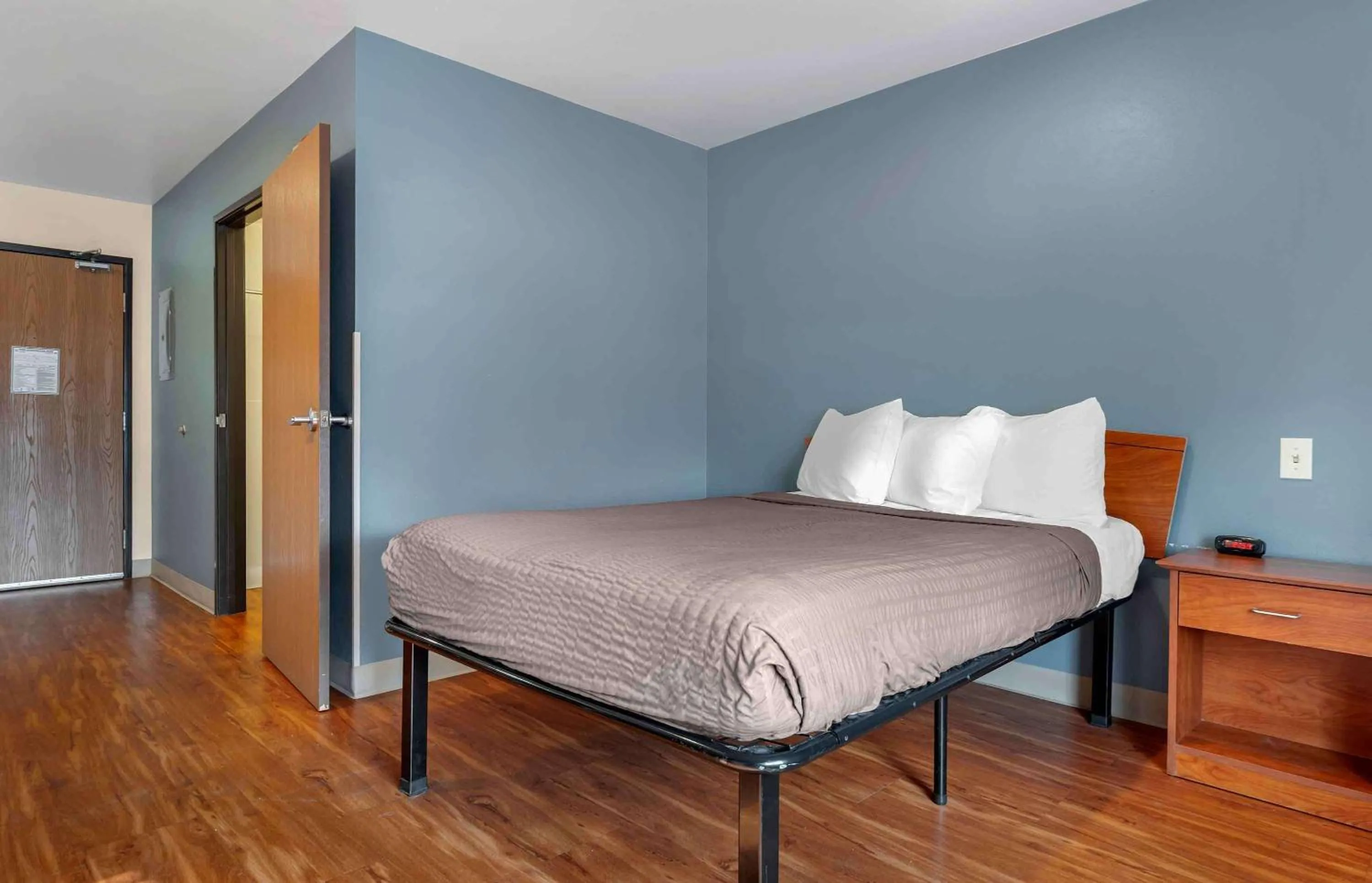 Bedroom, Bed in Extended Stay America Select Suites - Cincinnati - Florence - Airport