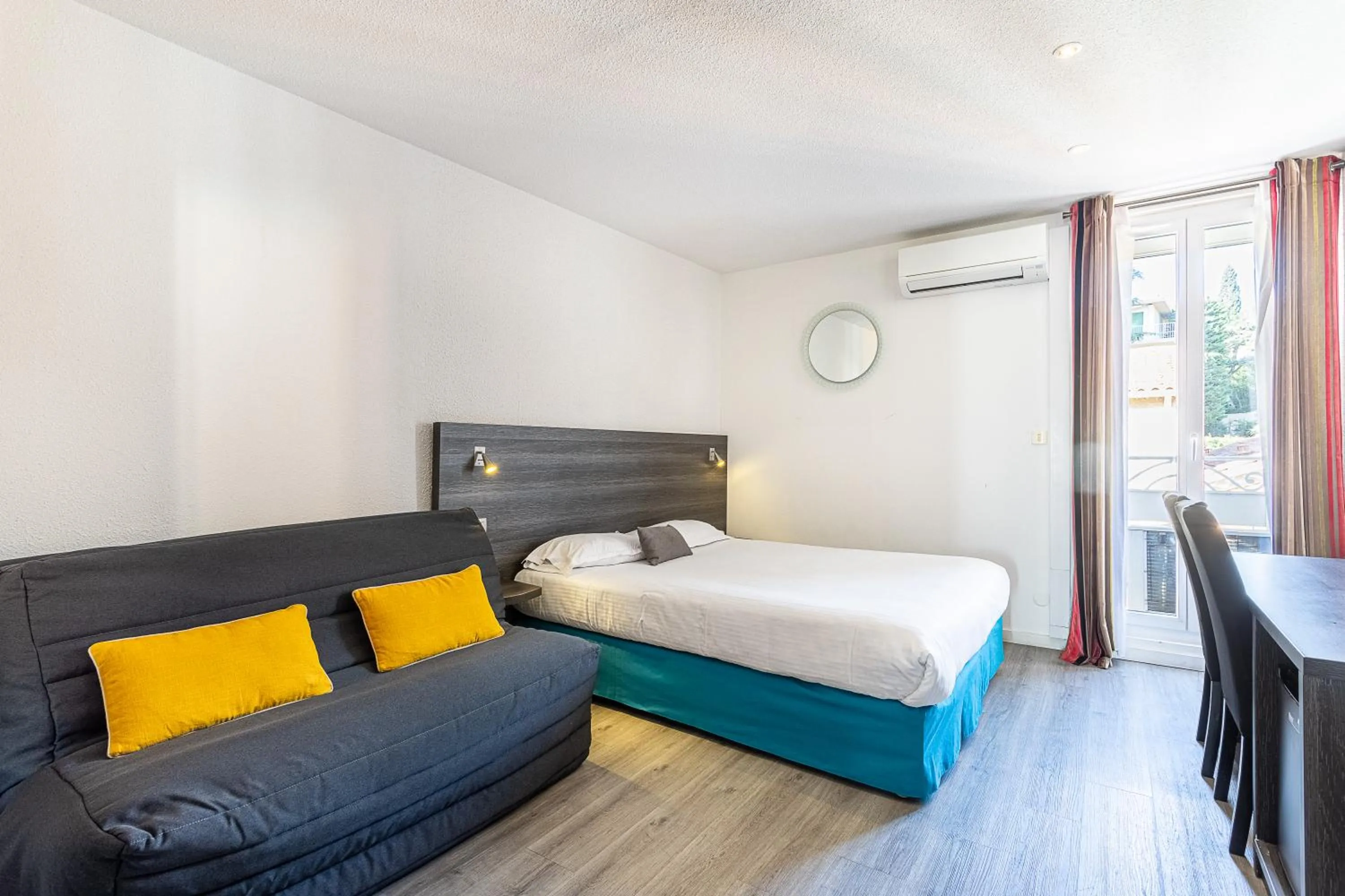 air conditioner, Bed in Hotel de la Baie