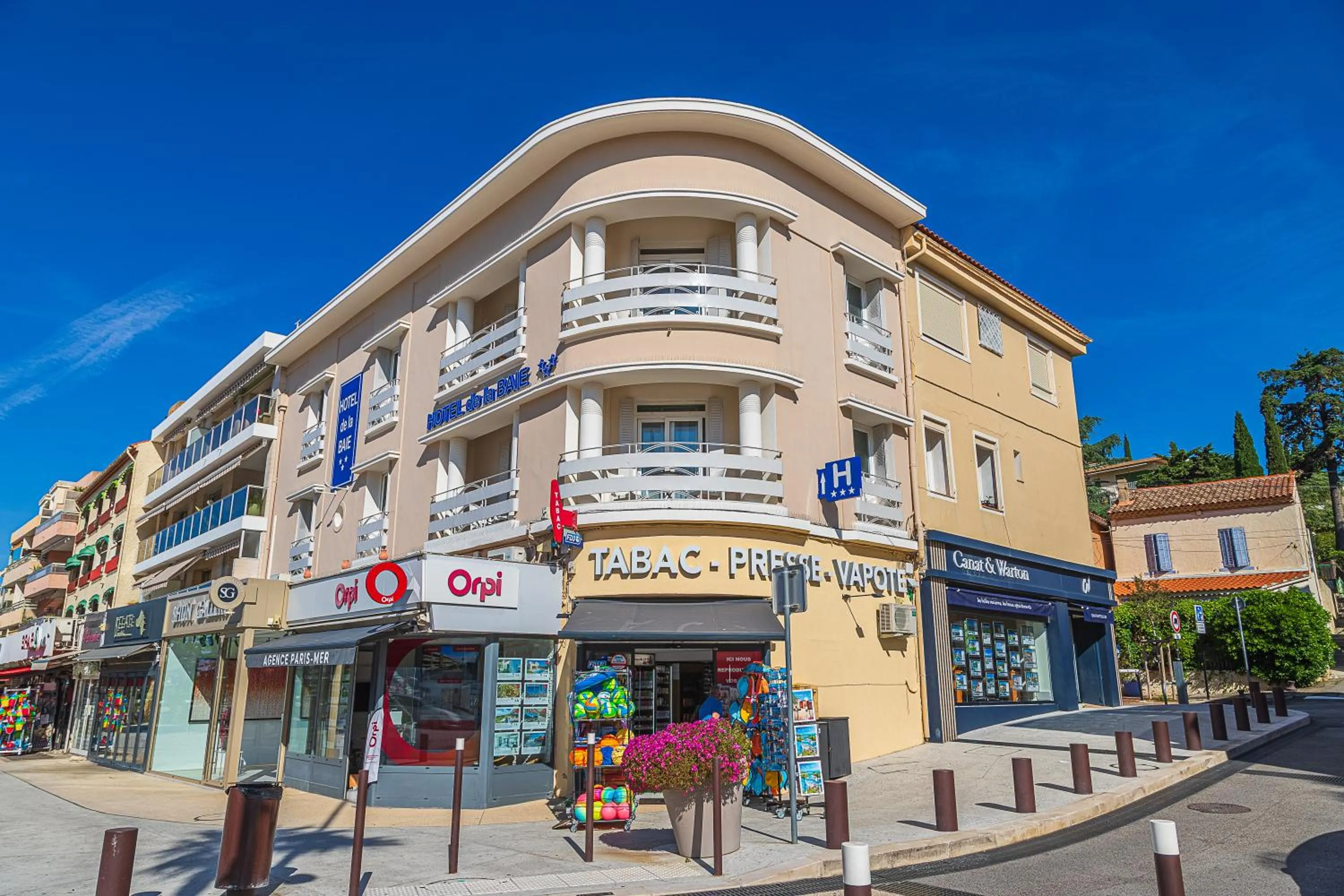 Property building in Hotel de la Baie