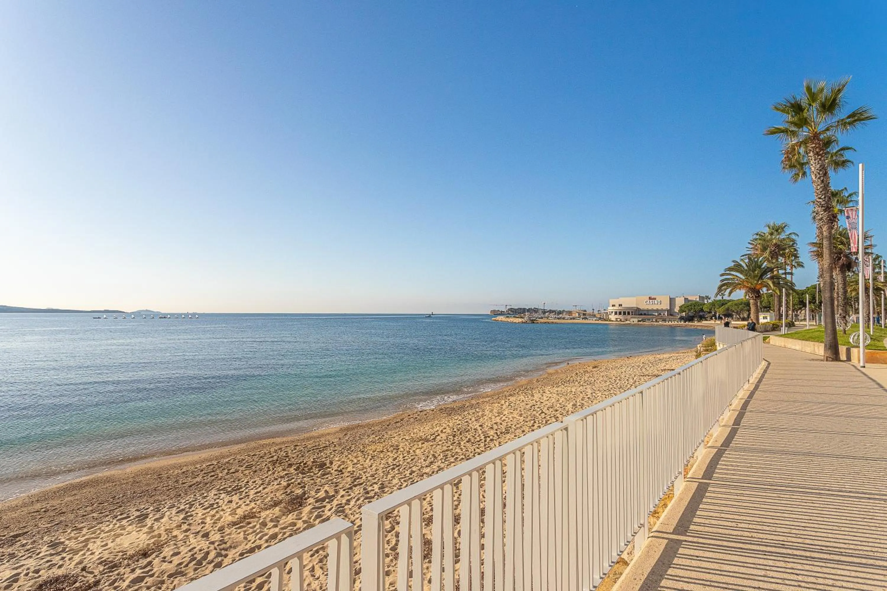 Nearby landmark in Hotel de la Baie