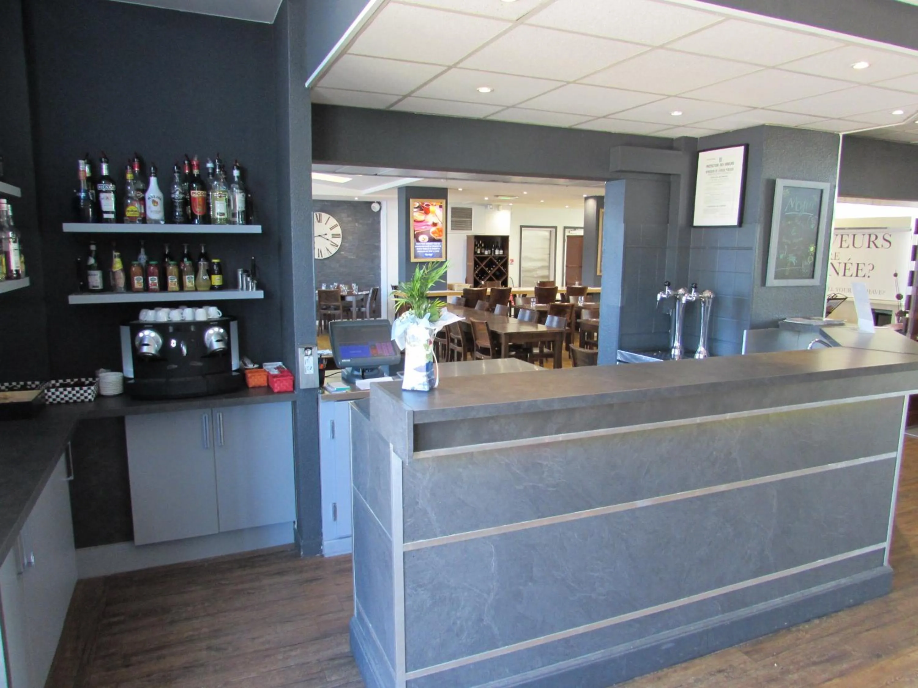 Lounge or bar in Kyriad Marne-La-Vallée Torcy