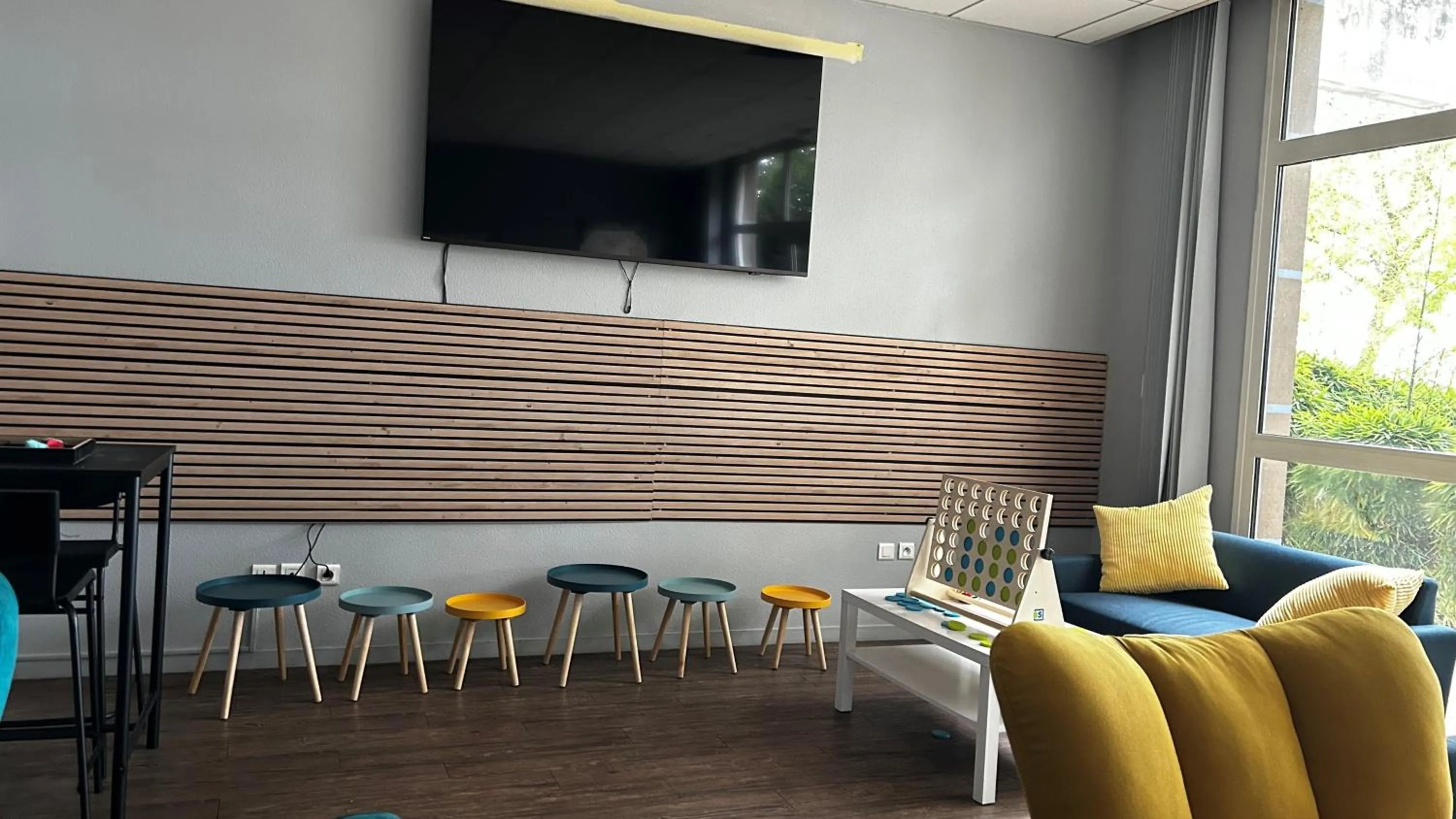 Communal lounge/ TV room in Kyriad Marne-La-Vallée Torcy