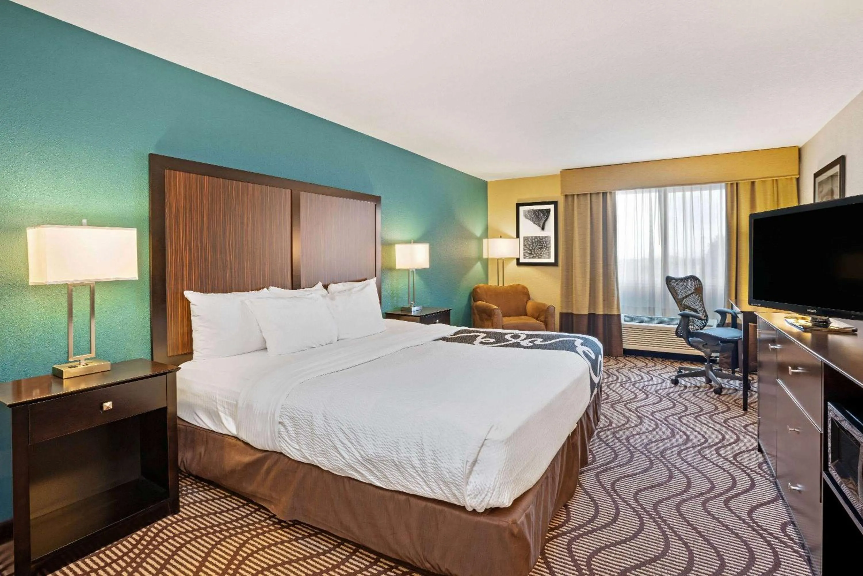 Photo of the whole room, Bed in La Quinta by Wyndham Boise Towne Square