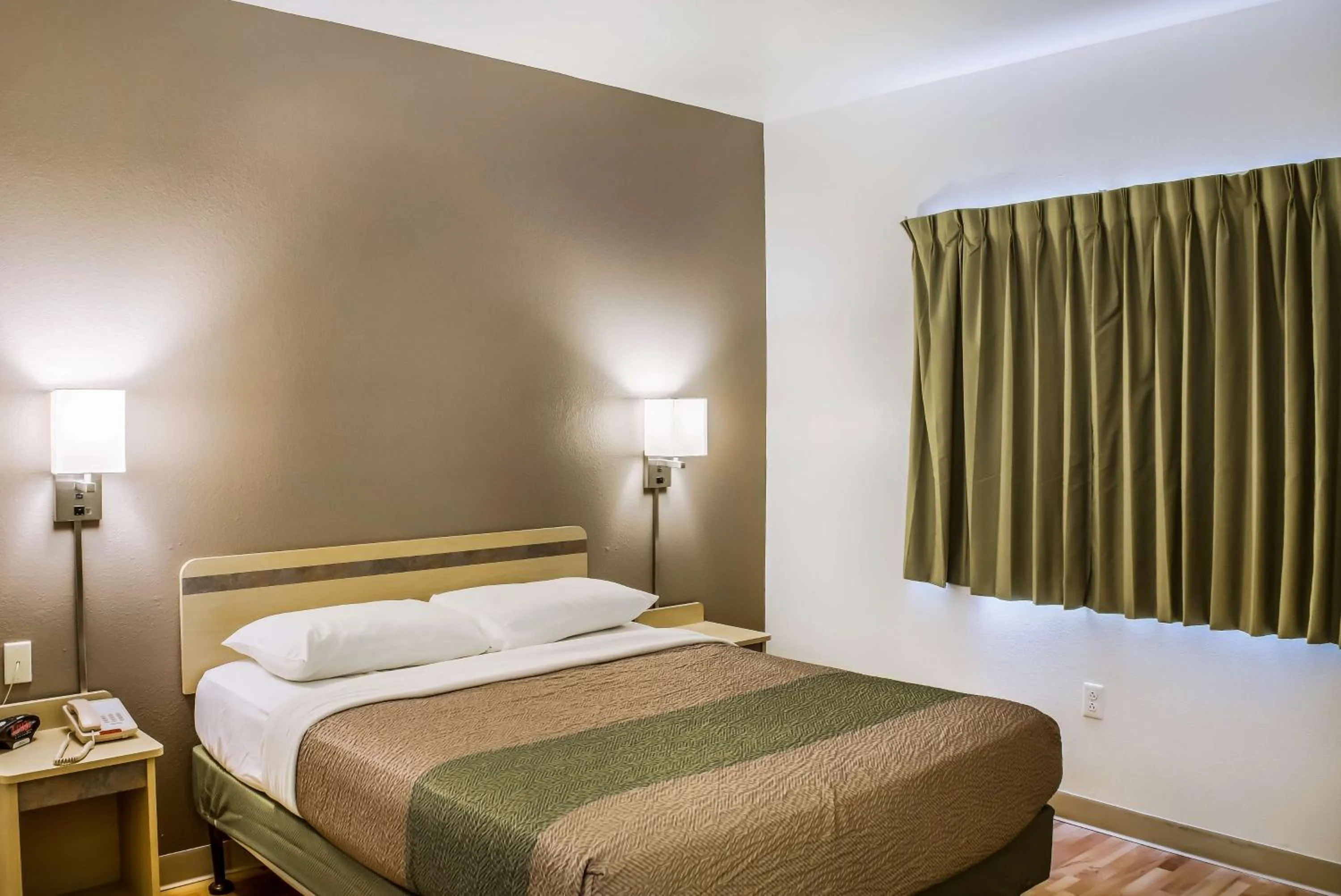 Queen Room - single occupancy - Disability Access - Non-Smoking in Studio 6-Fishers, IN - Indianapolis