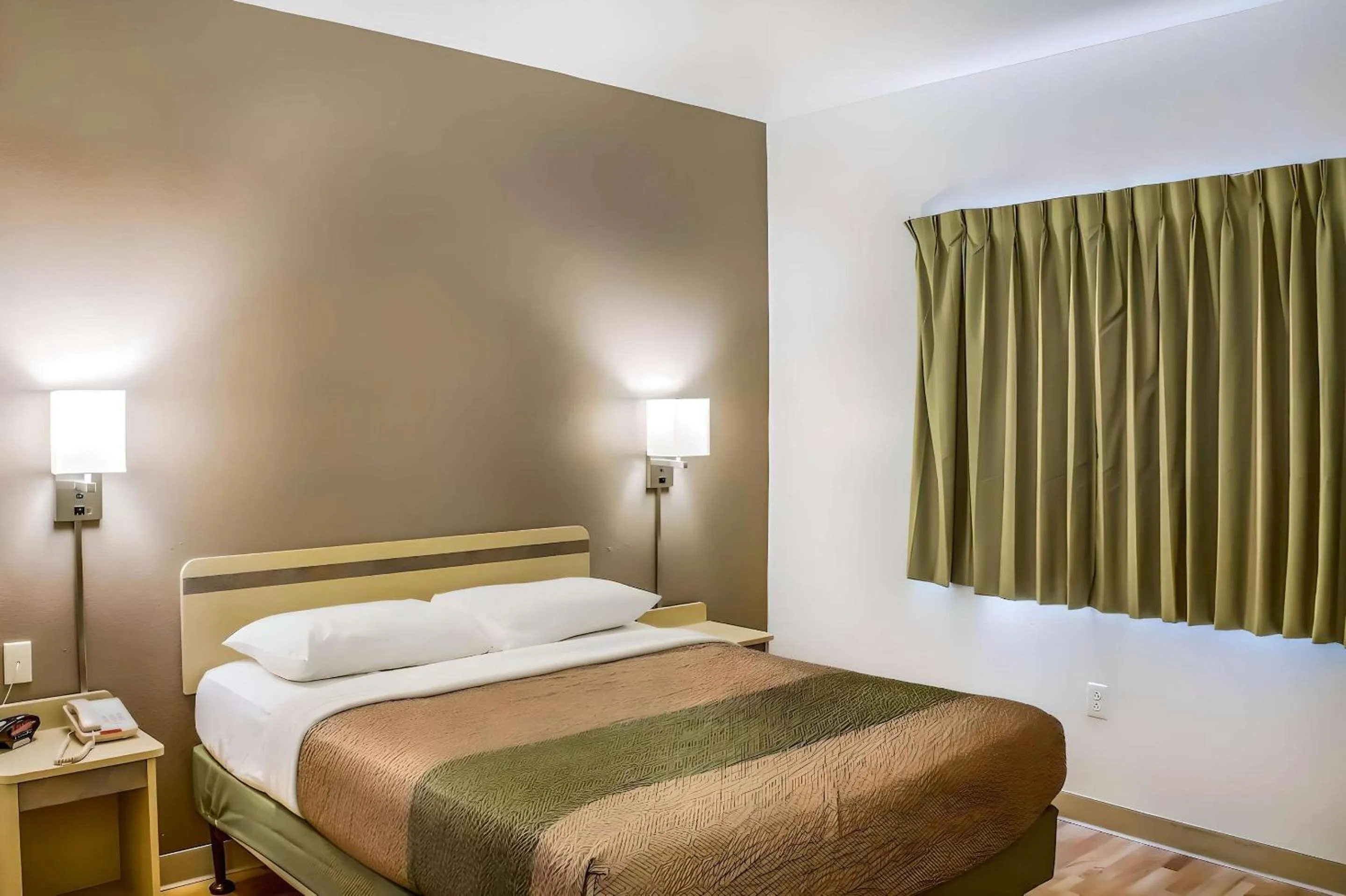 Bedroom, Bed in Rodeway Inn Fishers Indianapolis