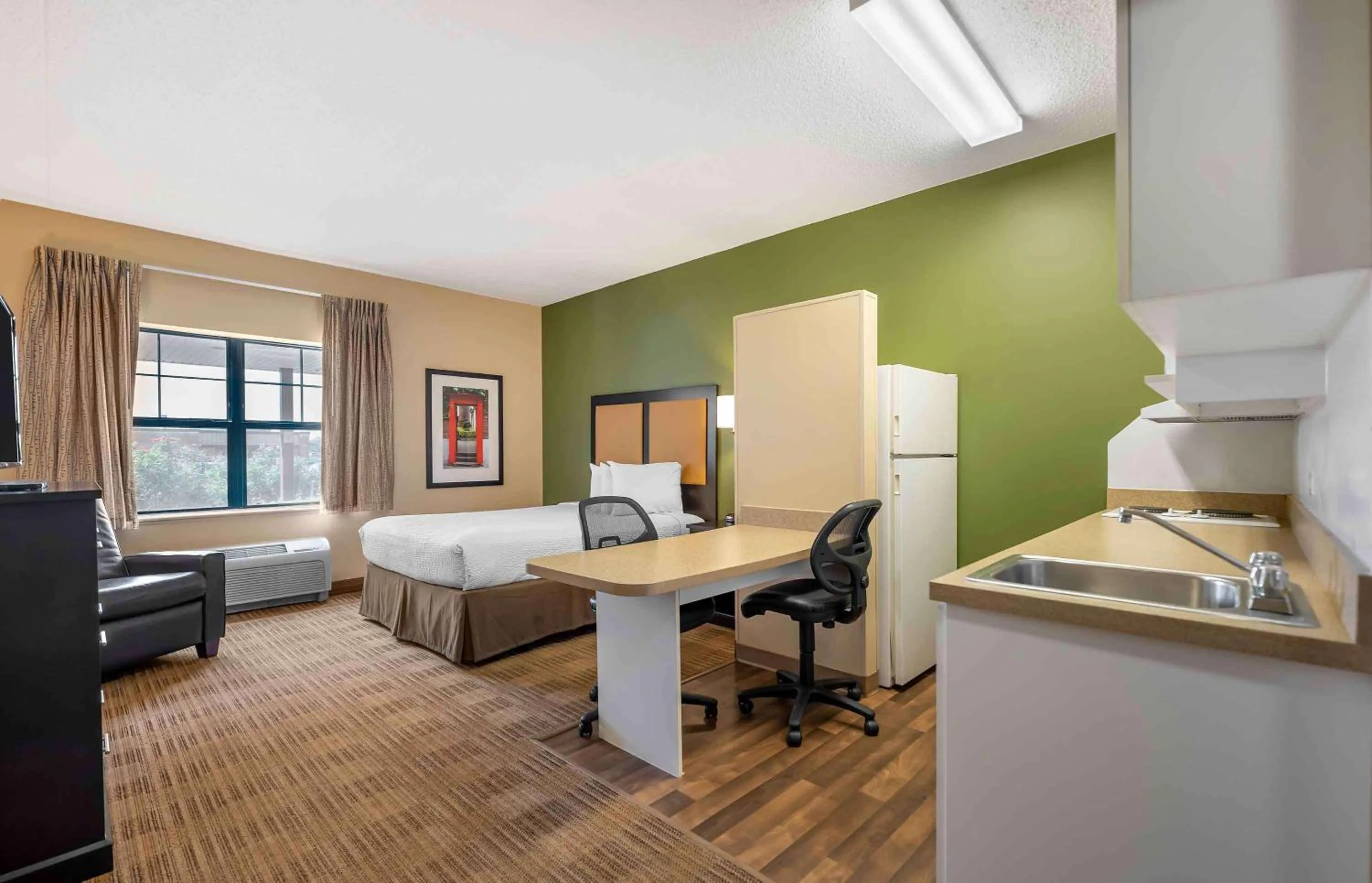 Bedroom, Bed in Extended Stay America Suites - Chicago - Itasca