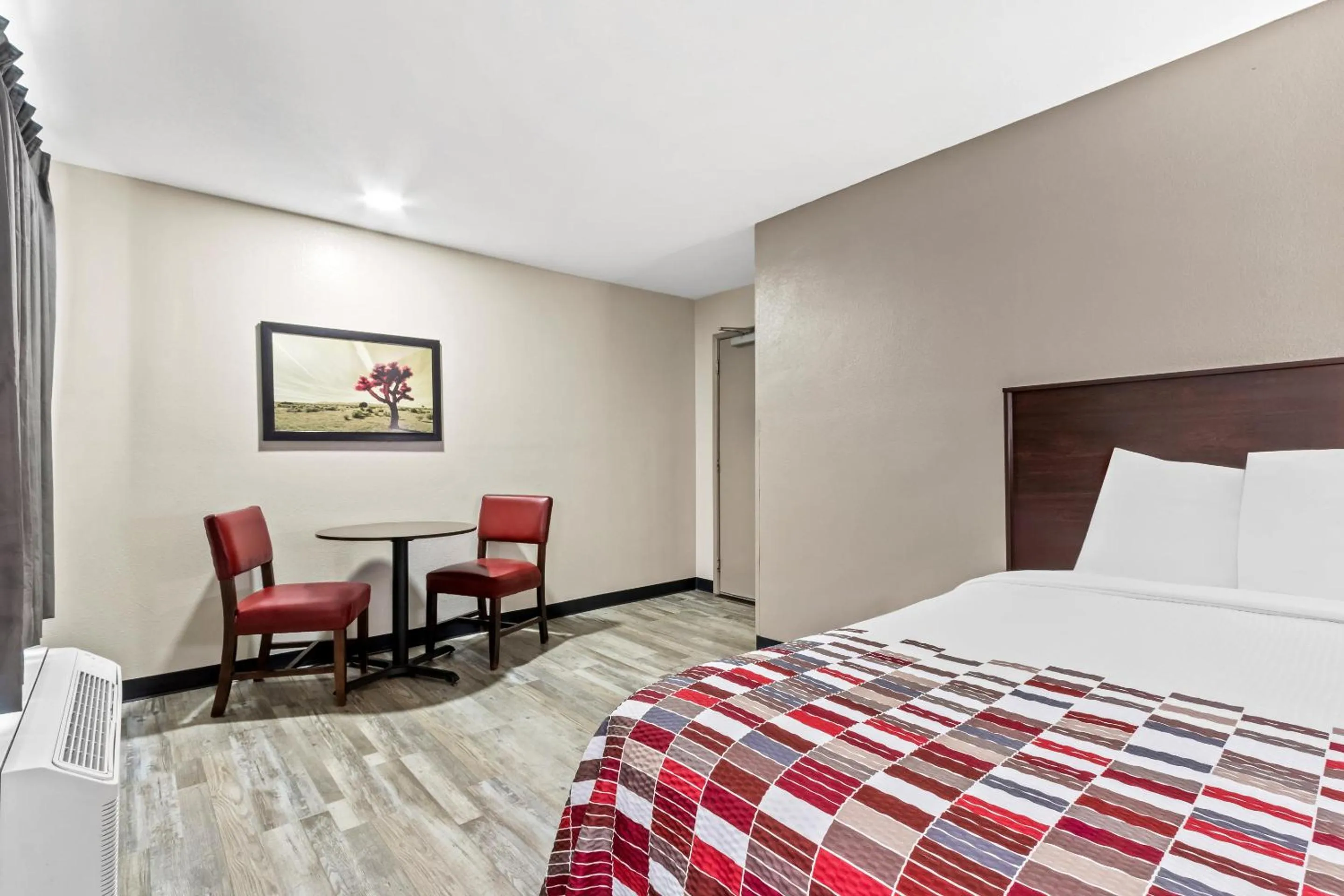 Photo of the whole room, Bed in Red Roof Inn Phoenix North - I-17 at Bell Rd