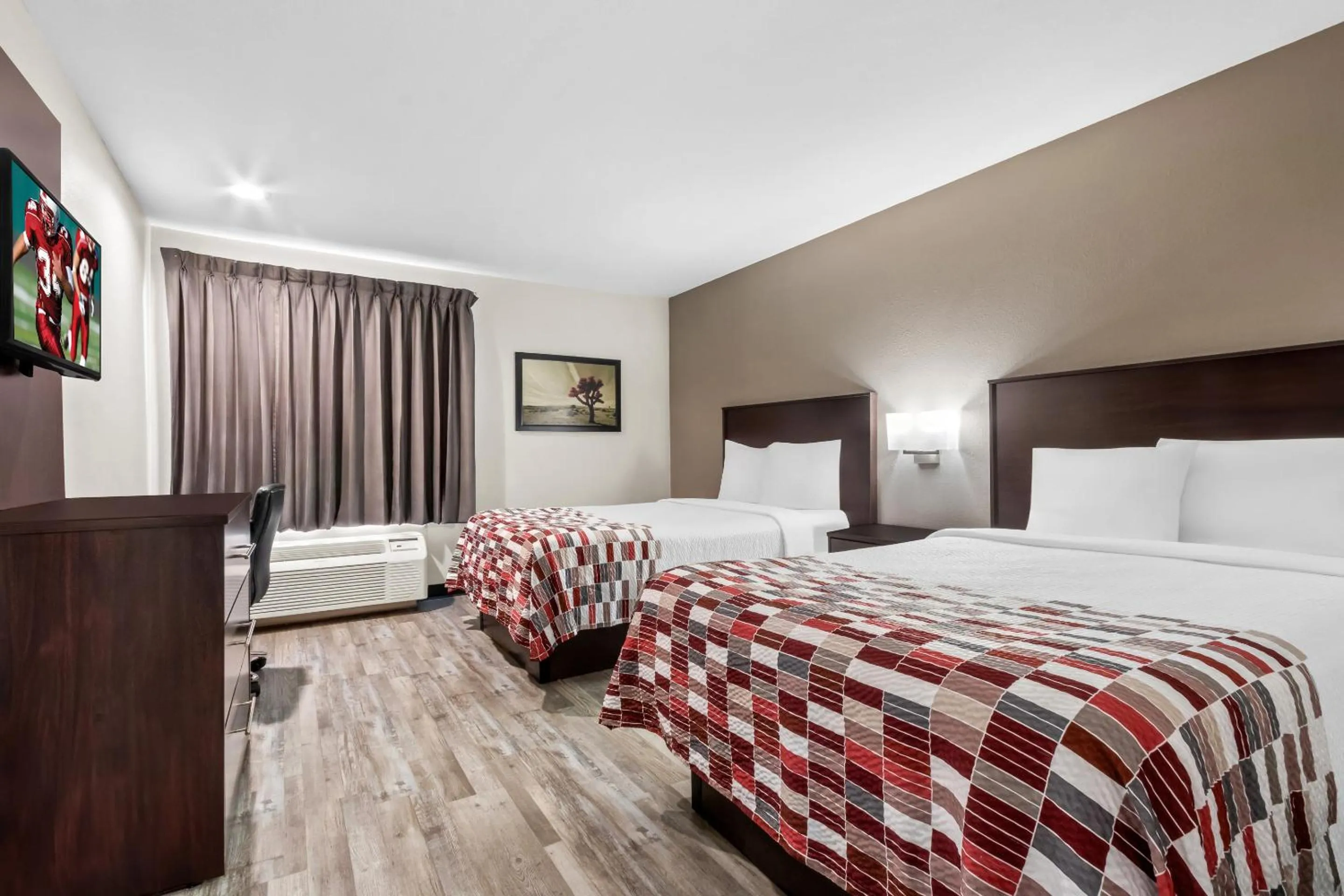 Photo of the whole room, Bed in Red Roof Inn Phoenix North - I-17 at Bell Rd