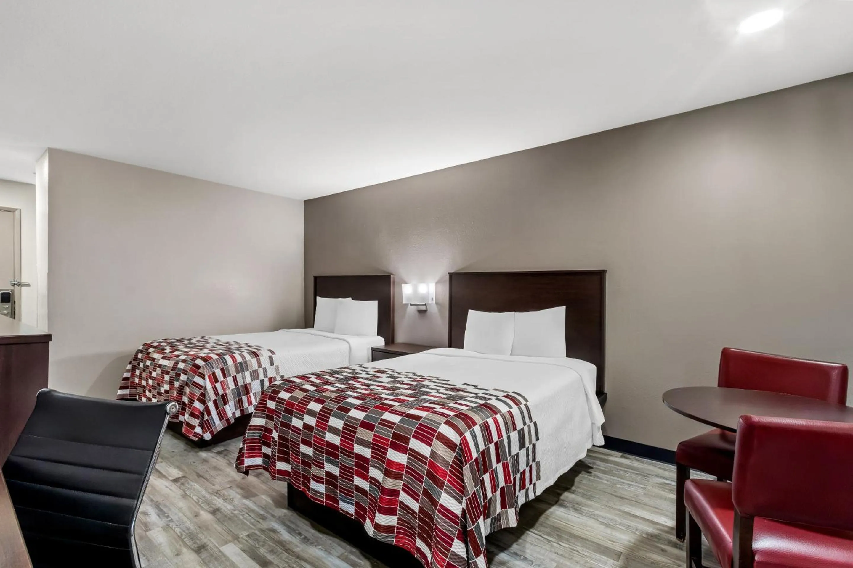 Photo of the whole room, Bed in Red Roof Inn Phoenix North - I-17 at Bell Rd