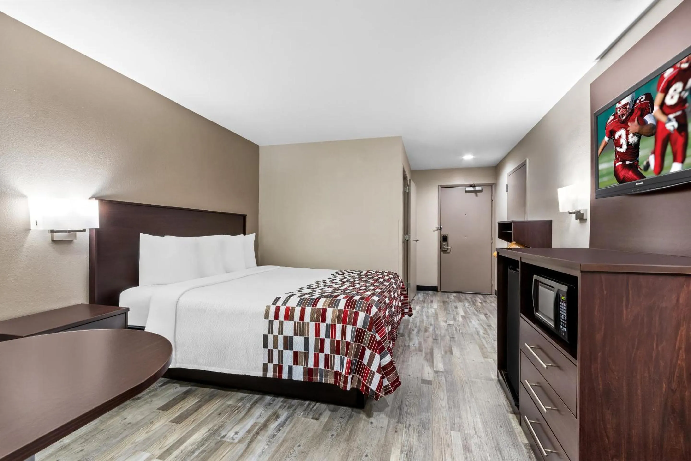 Photo of the whole room, Bed in Red Roof Inn Phoenix North - I-17 at Bell Rd