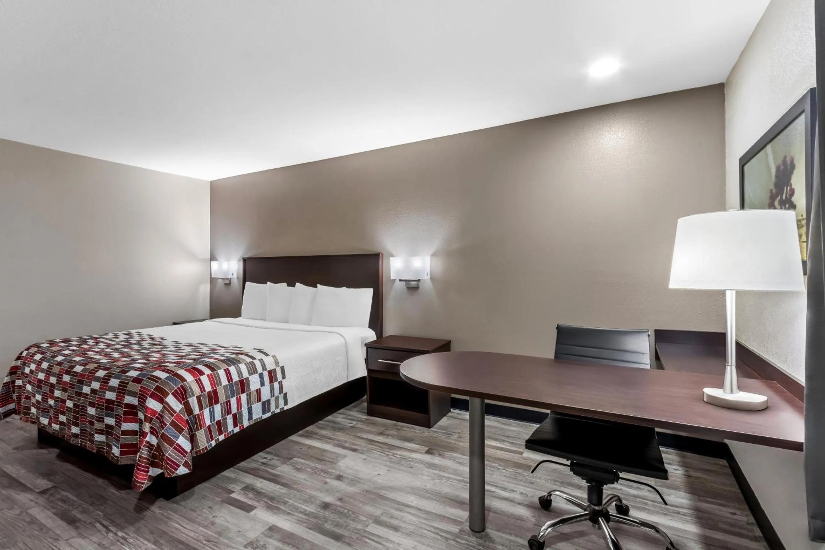 Photo of the whole room, Bed in Red Roof Inn Phoenix North - I-17 at Bell Rd