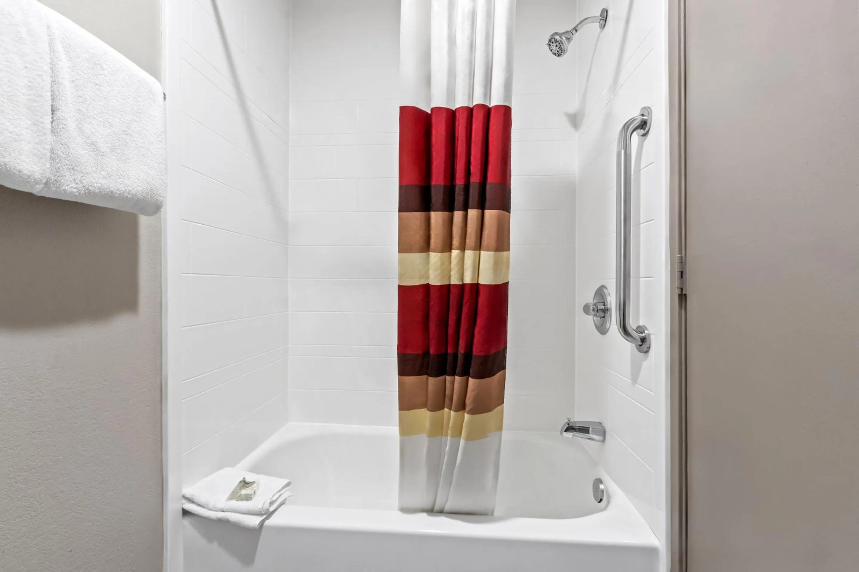 Bathroom in Red Roof Inn Phoenix North - I-17 at Bell Rd