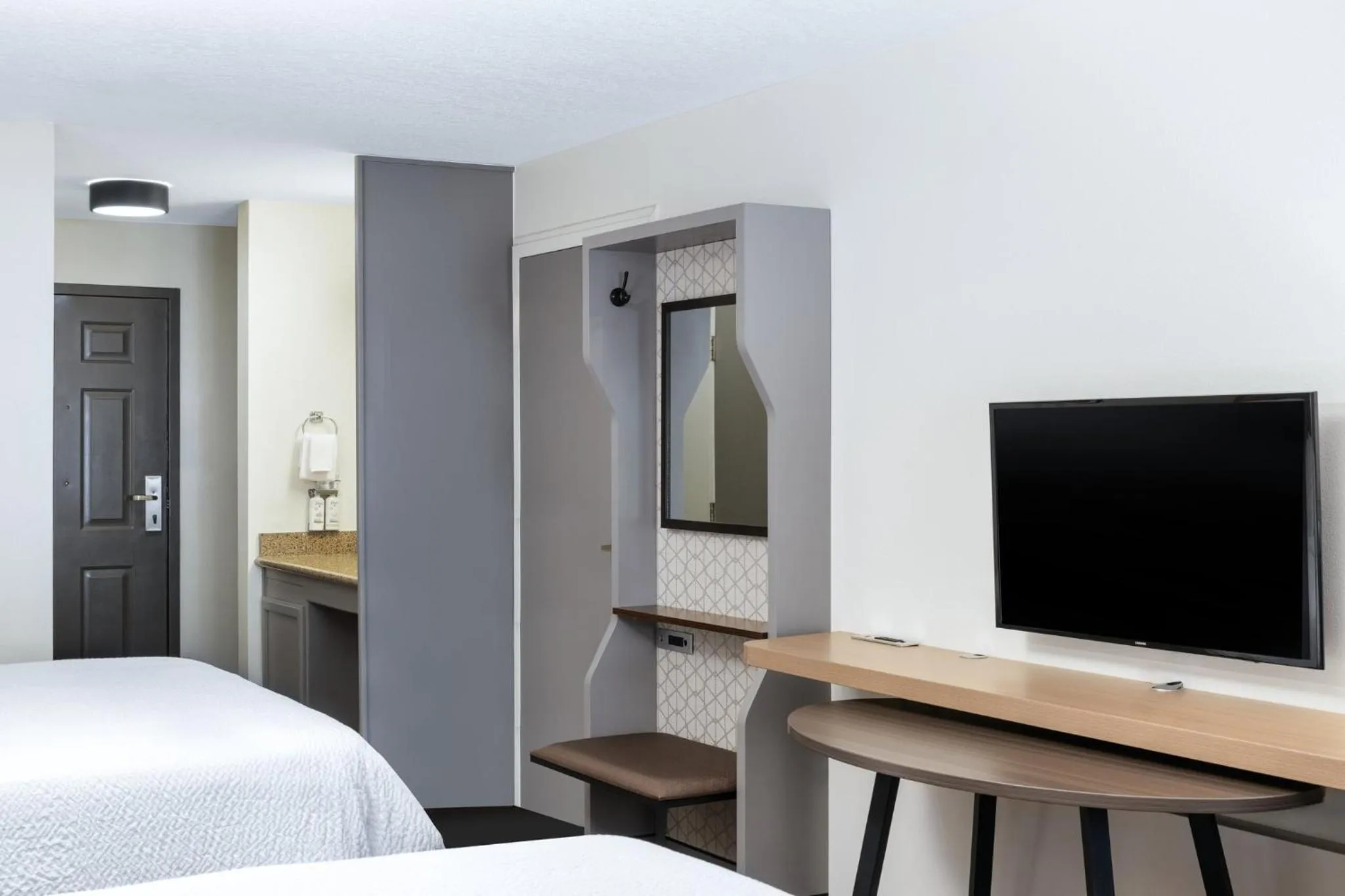 Photo of the whole room, Bed in Holiday Inn Redding by IHG