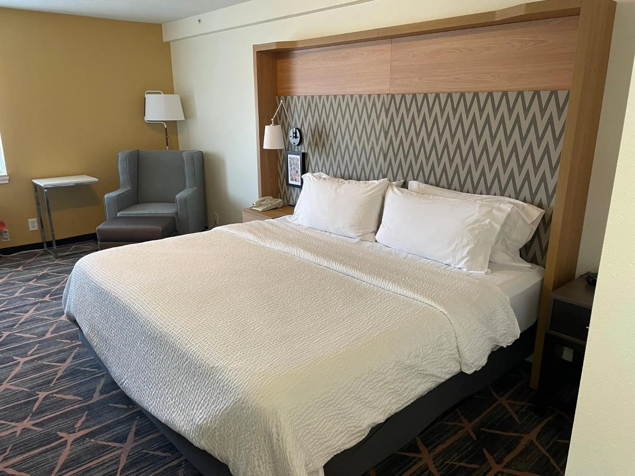 Photo of the whole room, Bed in Holiday Inn Redding by IHG