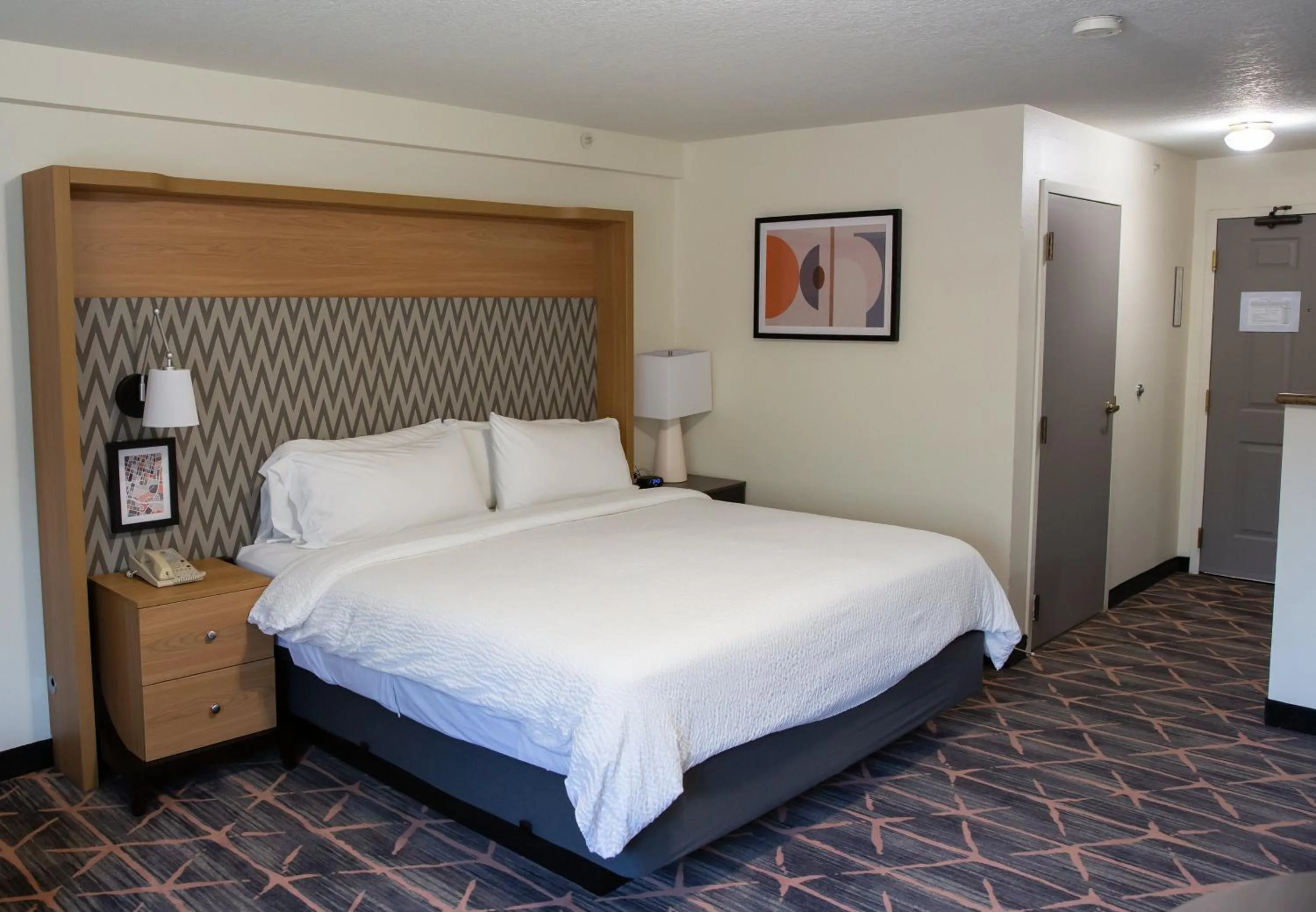 Photo of the whole room, Bed in Holiday Inn Redding by IHG