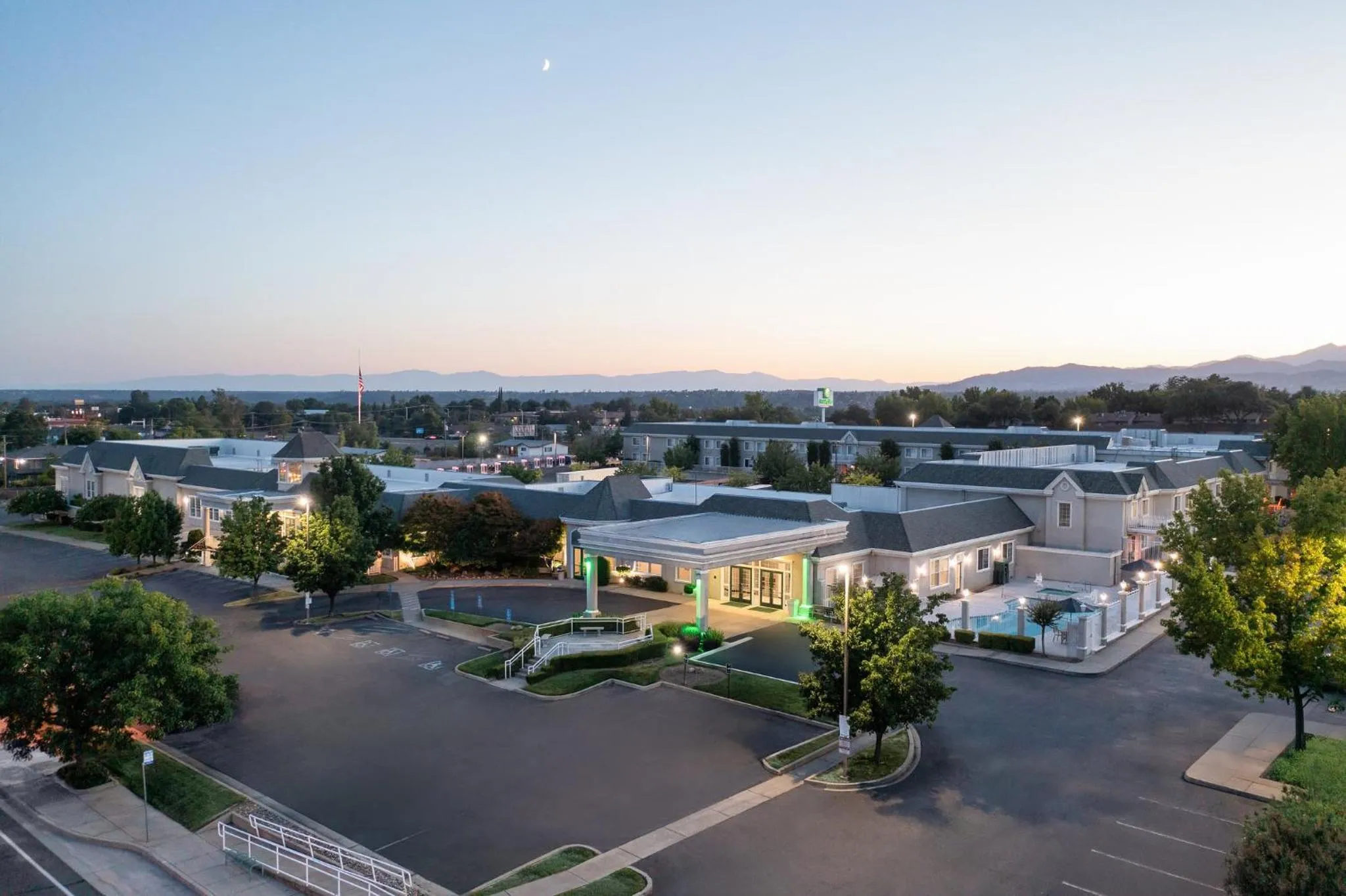 Property building in Holiday Inn Redding by IHG