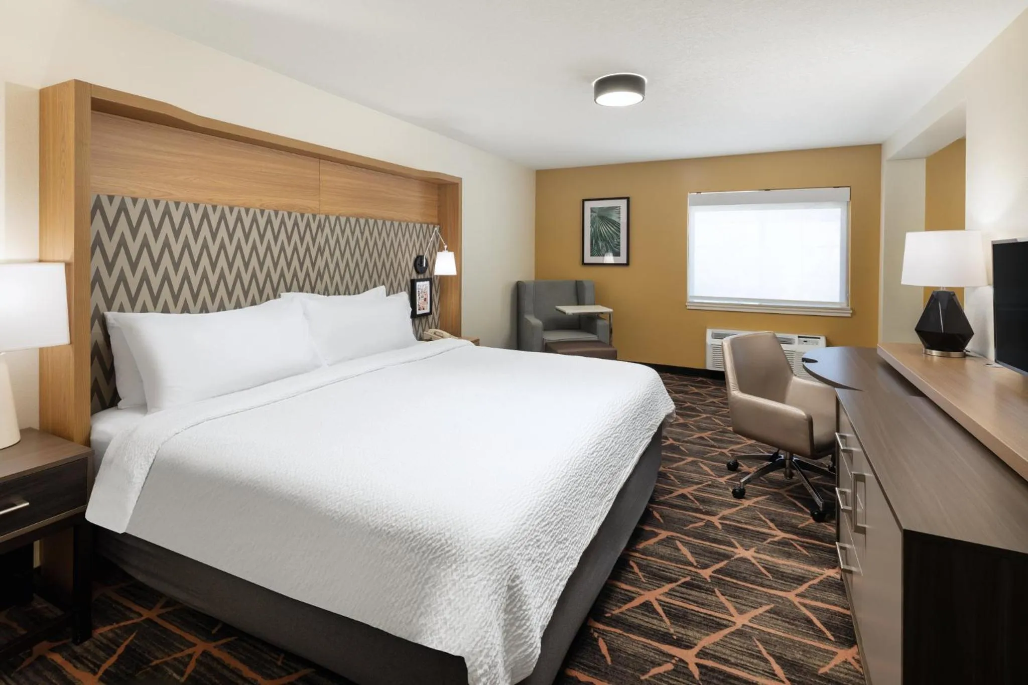 Photo of the whole room, Bed in Holiday Inn Redding by IHG