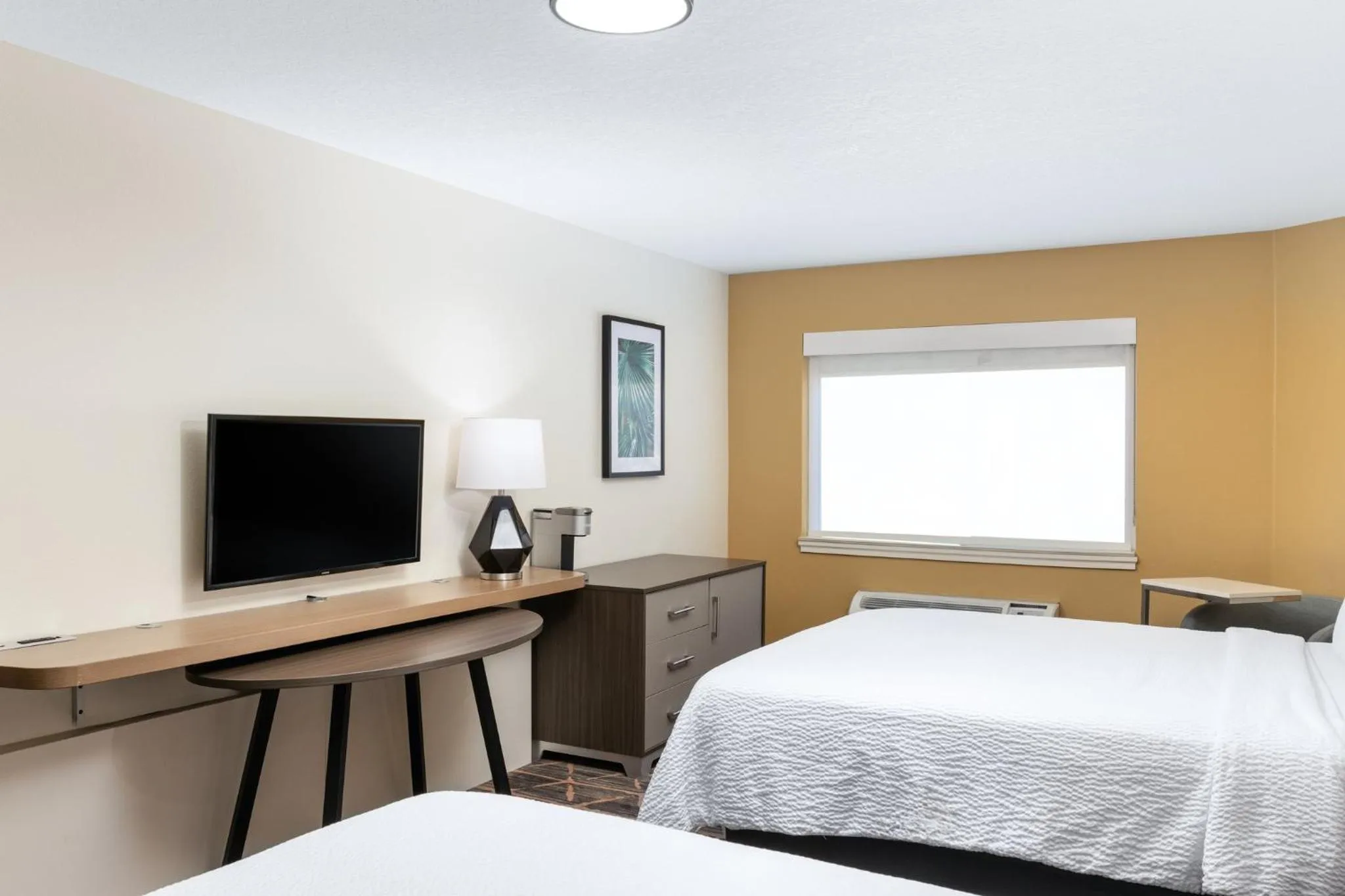 Photo of the whole room, Bed in Holiday Inn Redding by IHG