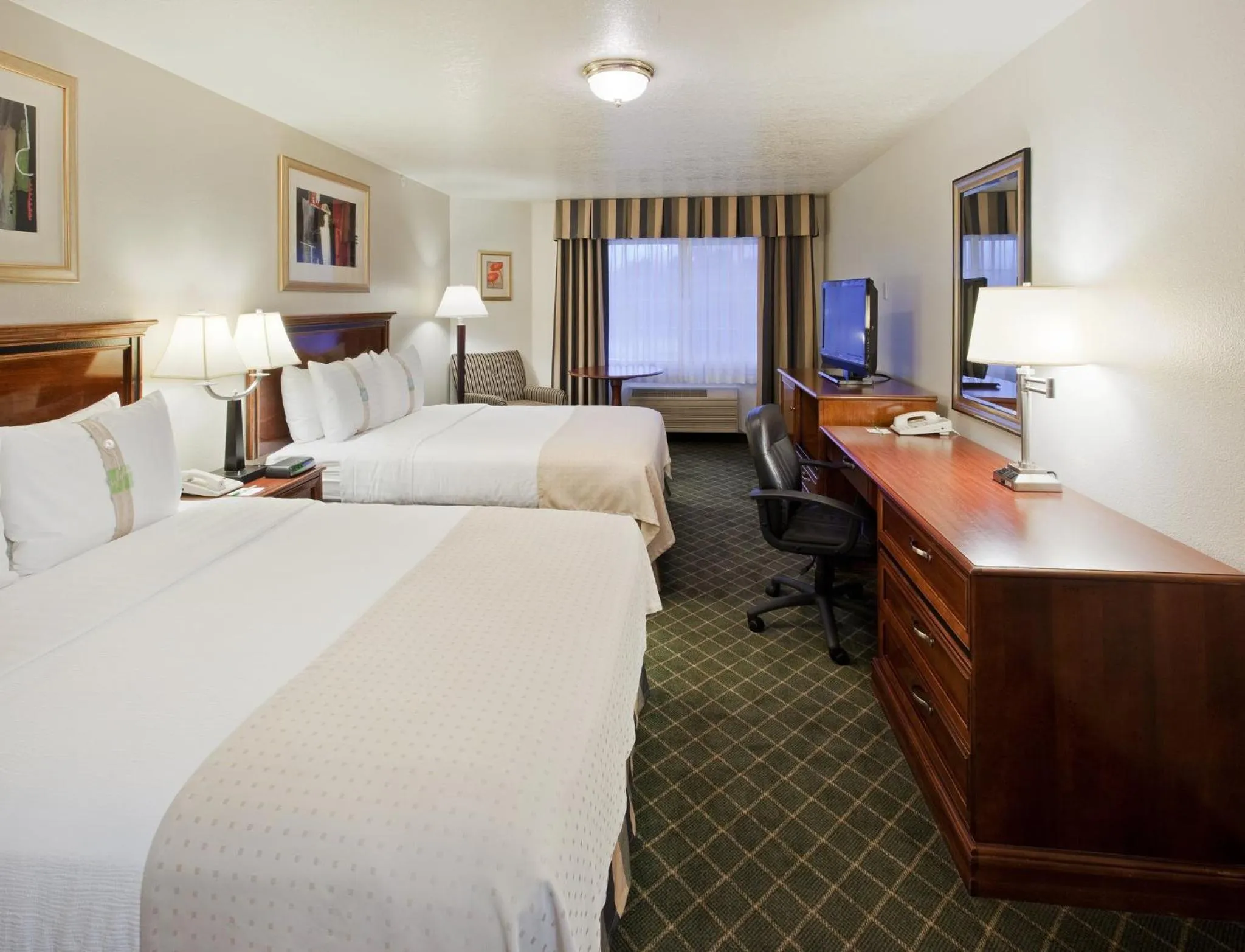 Photo of the whole room, Bed in Holiday Inn Redding by IHG