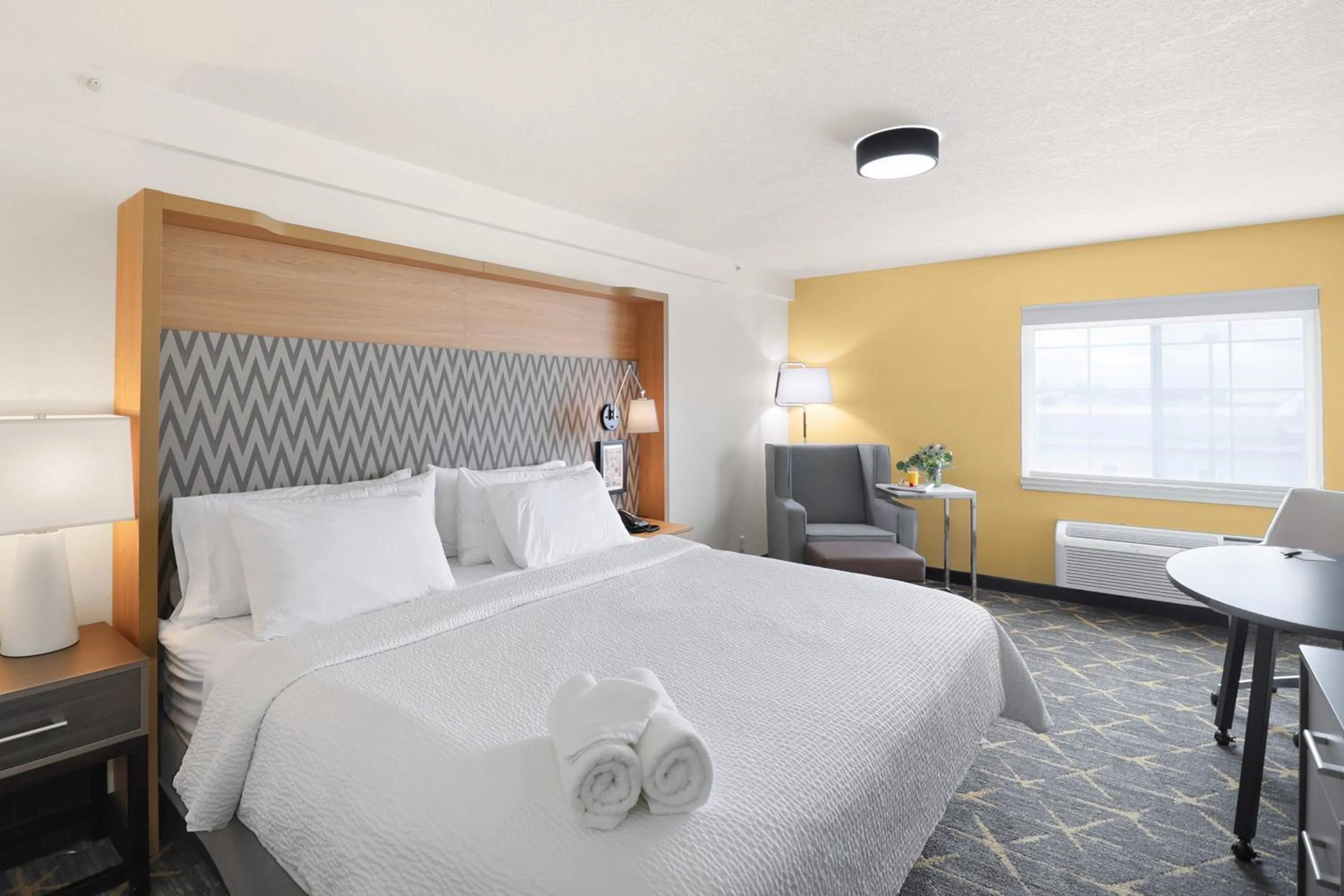 Bed in Holiday Inn Redding by IHG