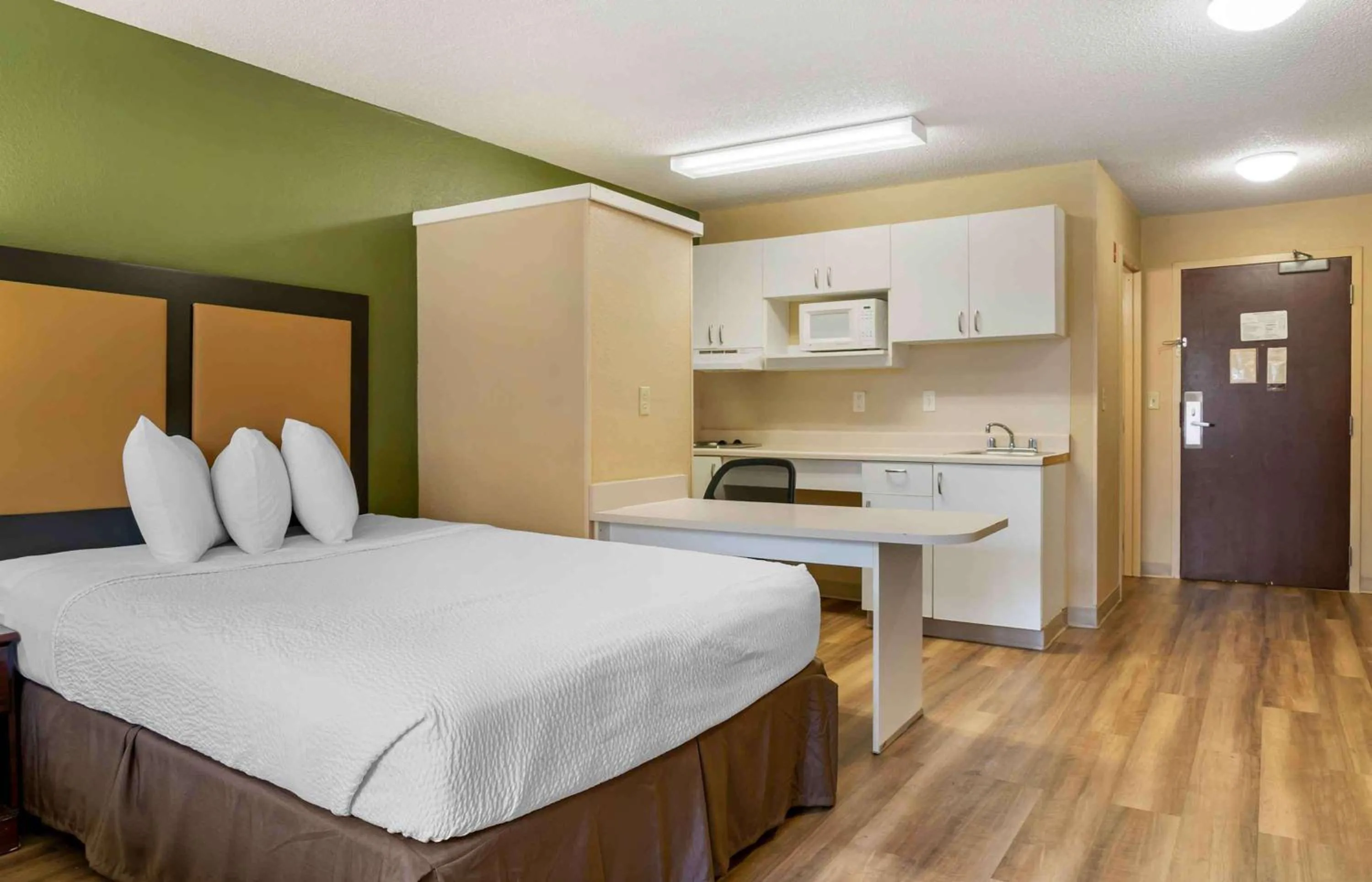 Bedroom, Bed in Extended Stay America Select Suites - Detroit - Novi - Haggerty Road