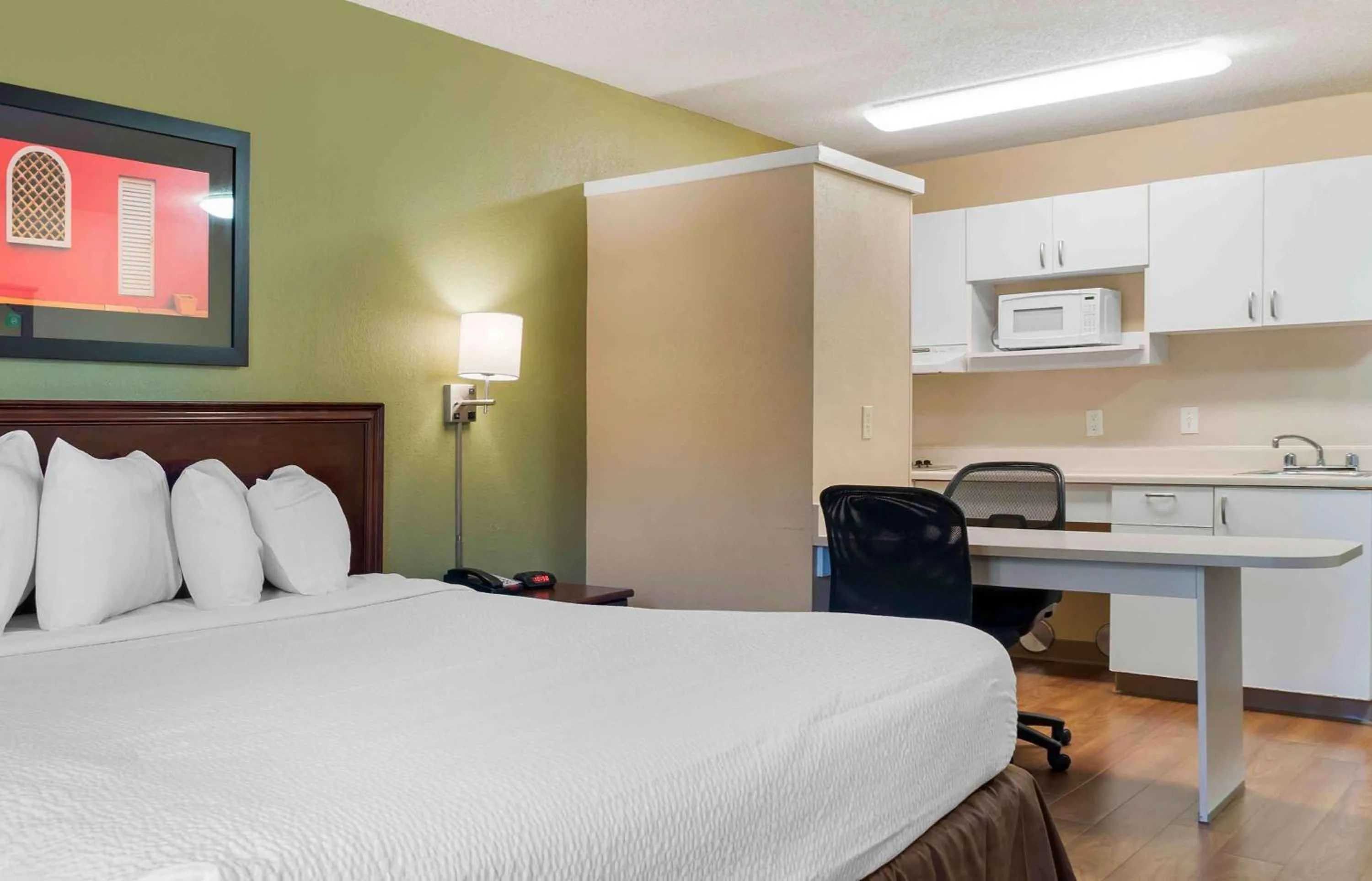Bedroom, Bed in Extended Stay America Select Suites - Detroit - Novi - Haggerty Road