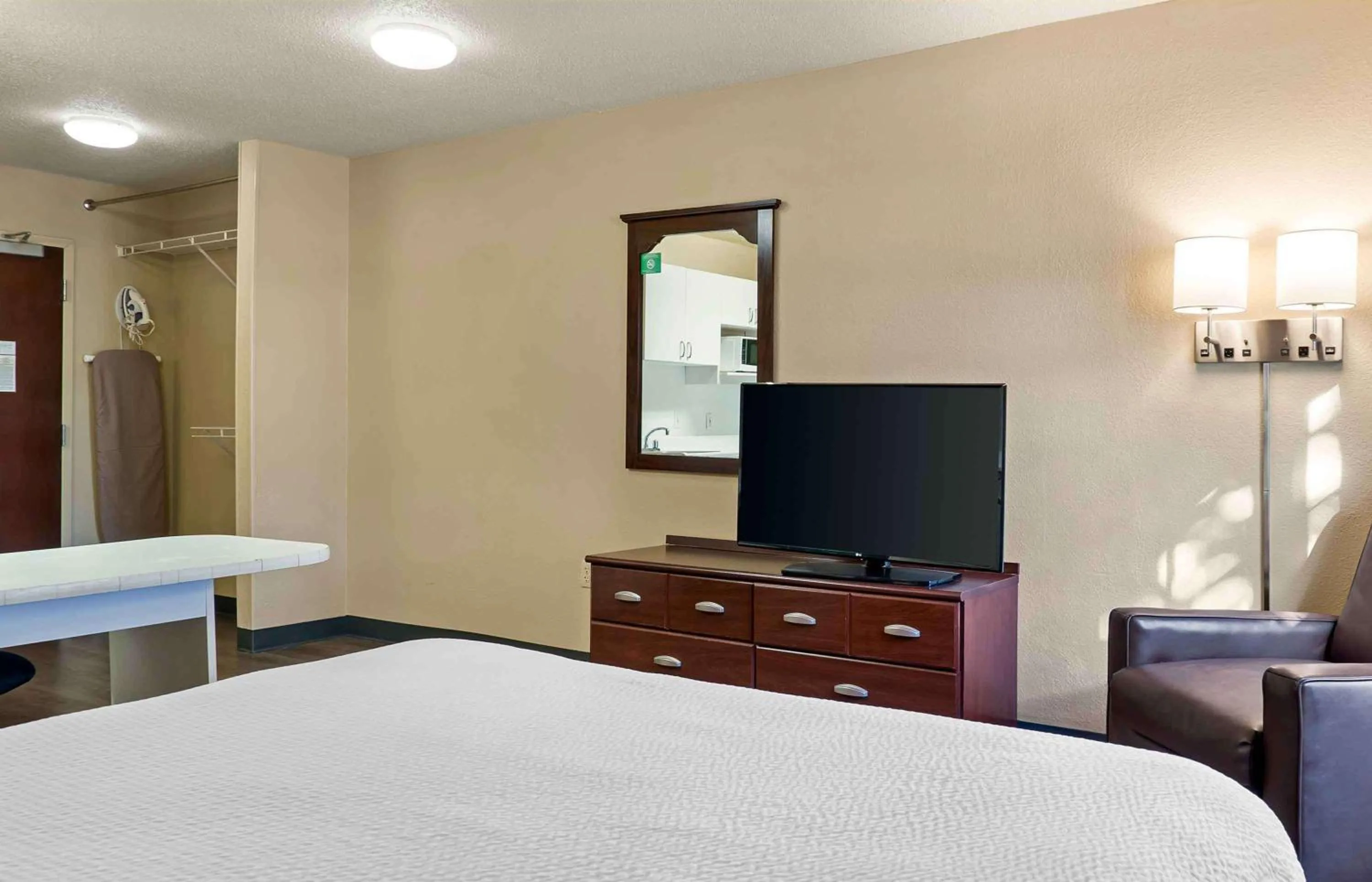 Bedroom, Bed in Extended Stay America Select Suites - Detroit - Novi - Haggerty Road
