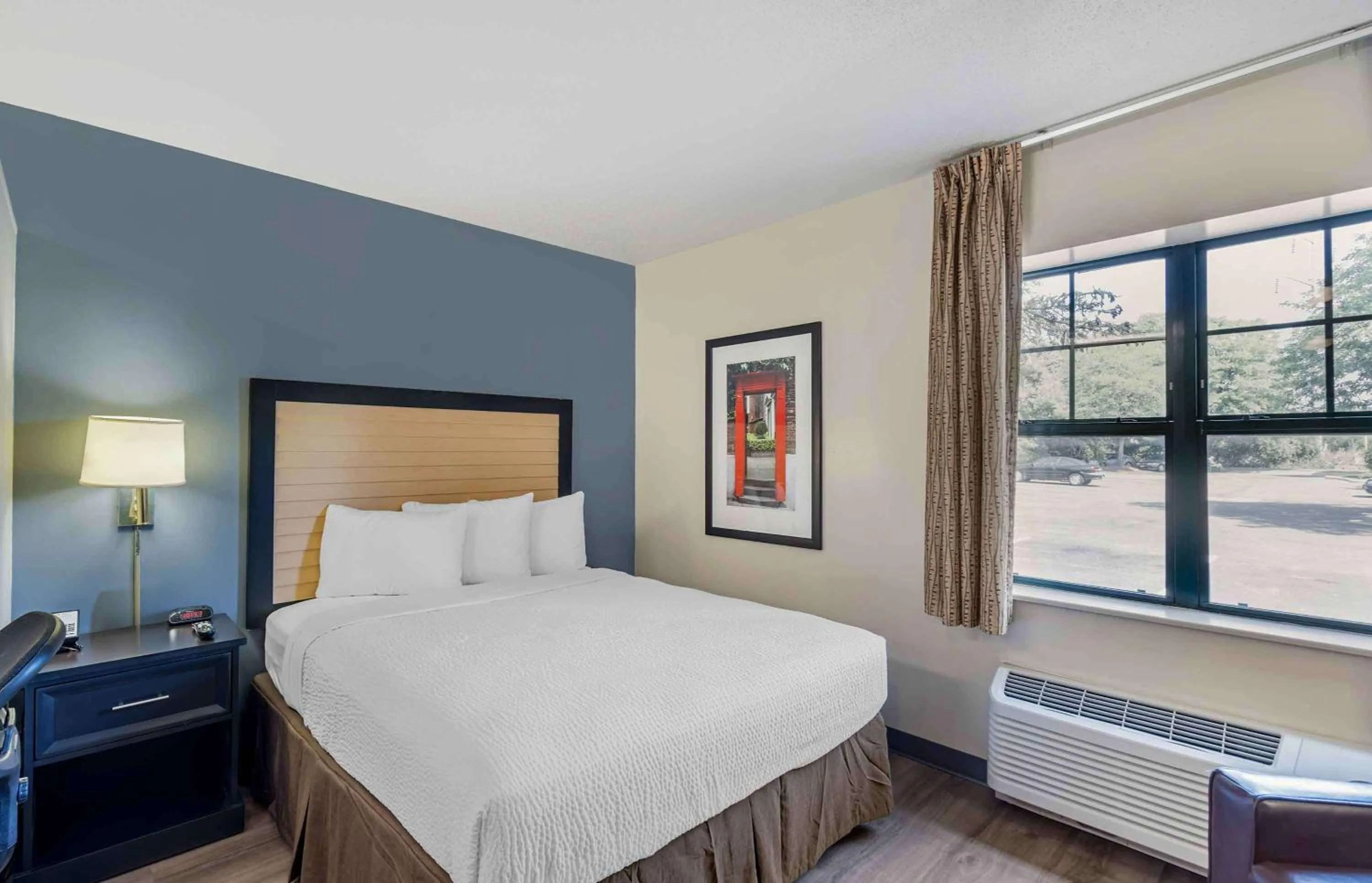 Bedroom, Bed in Extended Stay America Select Suites - Chicago - Rolling Meadows