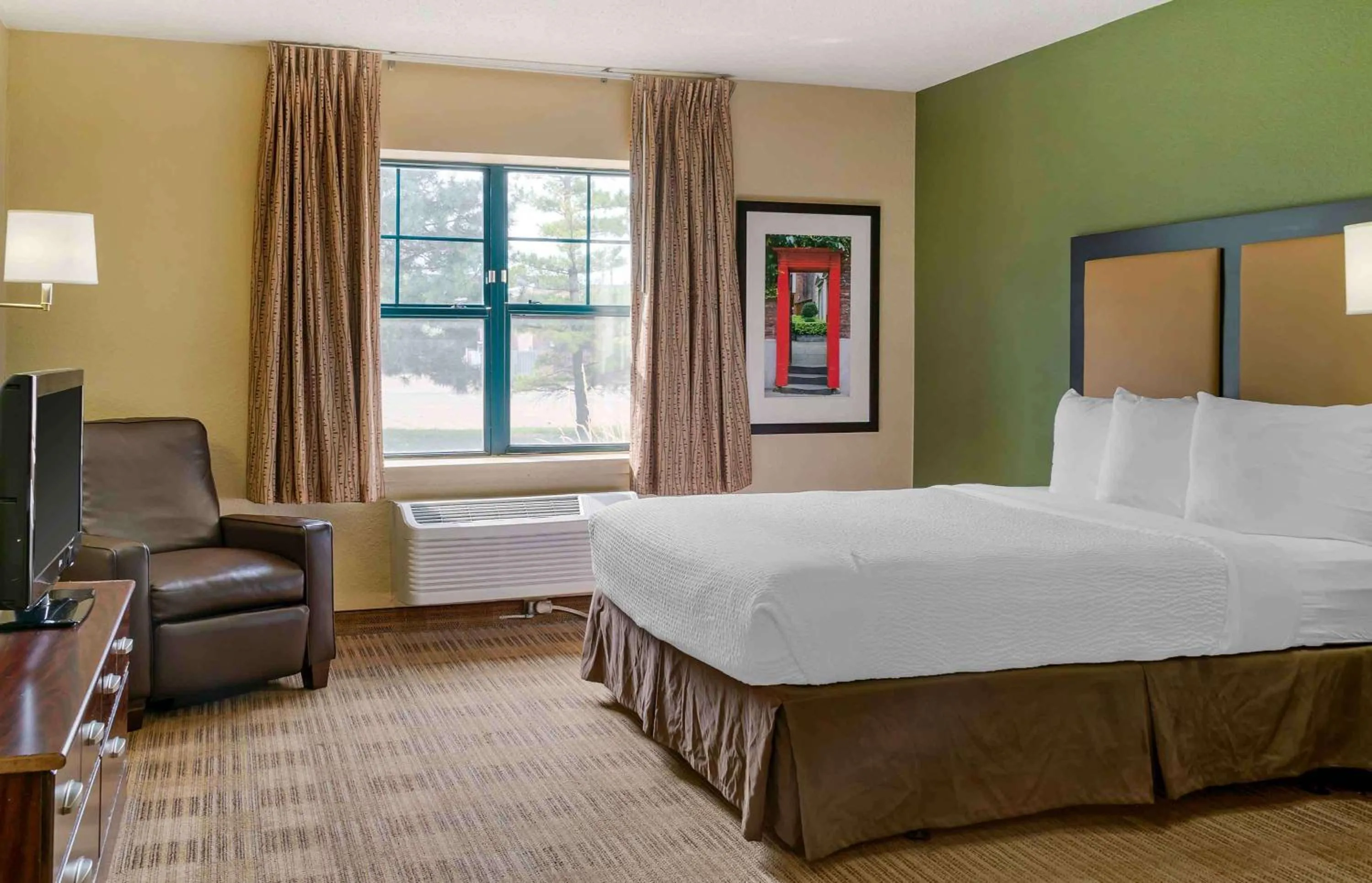 Bedroom, Bed in Extended Stay America Select Suites - Chicago - Rolling Meadows