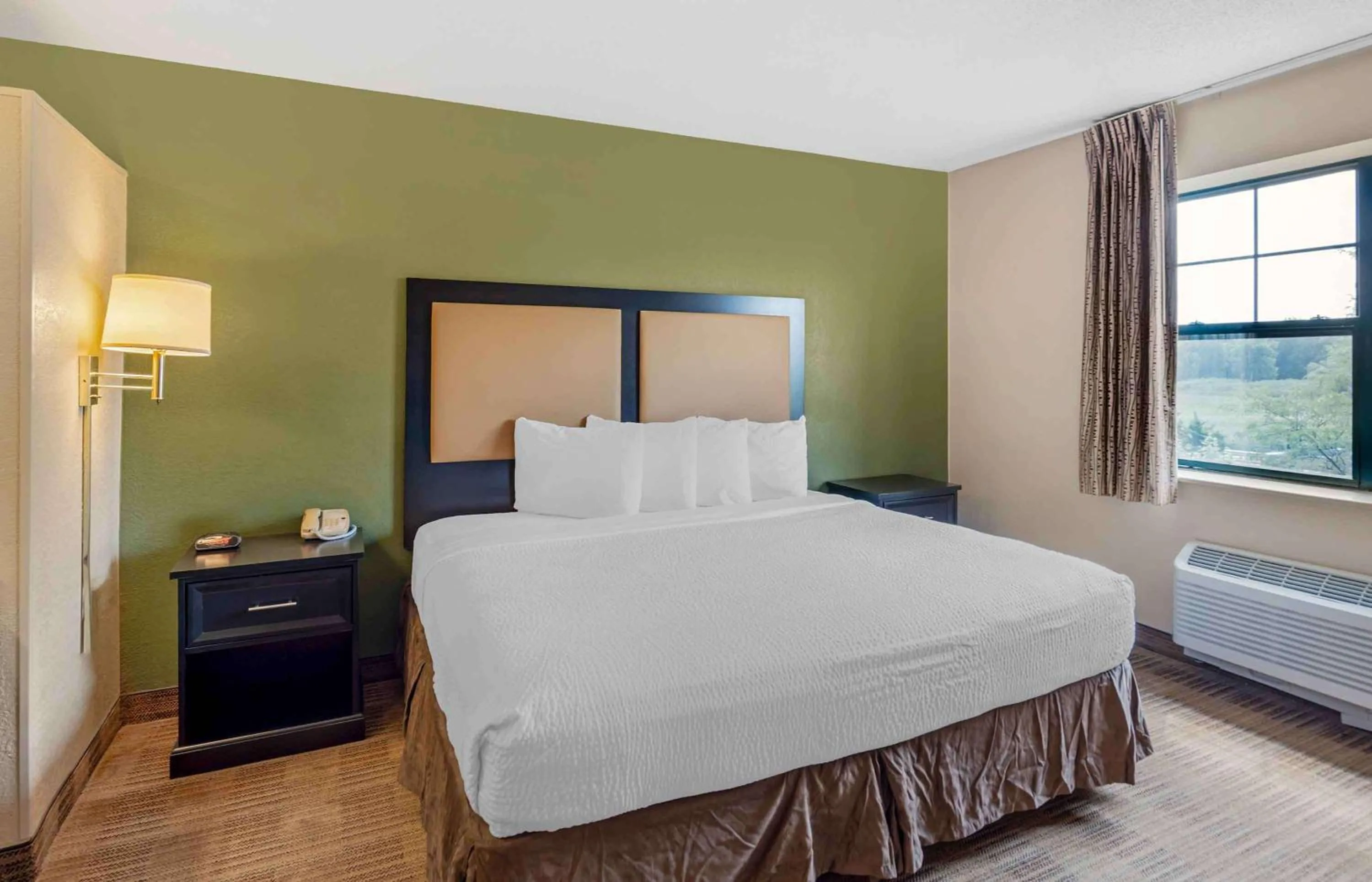 Bedroom, Bed in Extended Stay America Select Suites - Chicago - Rolling Meadows