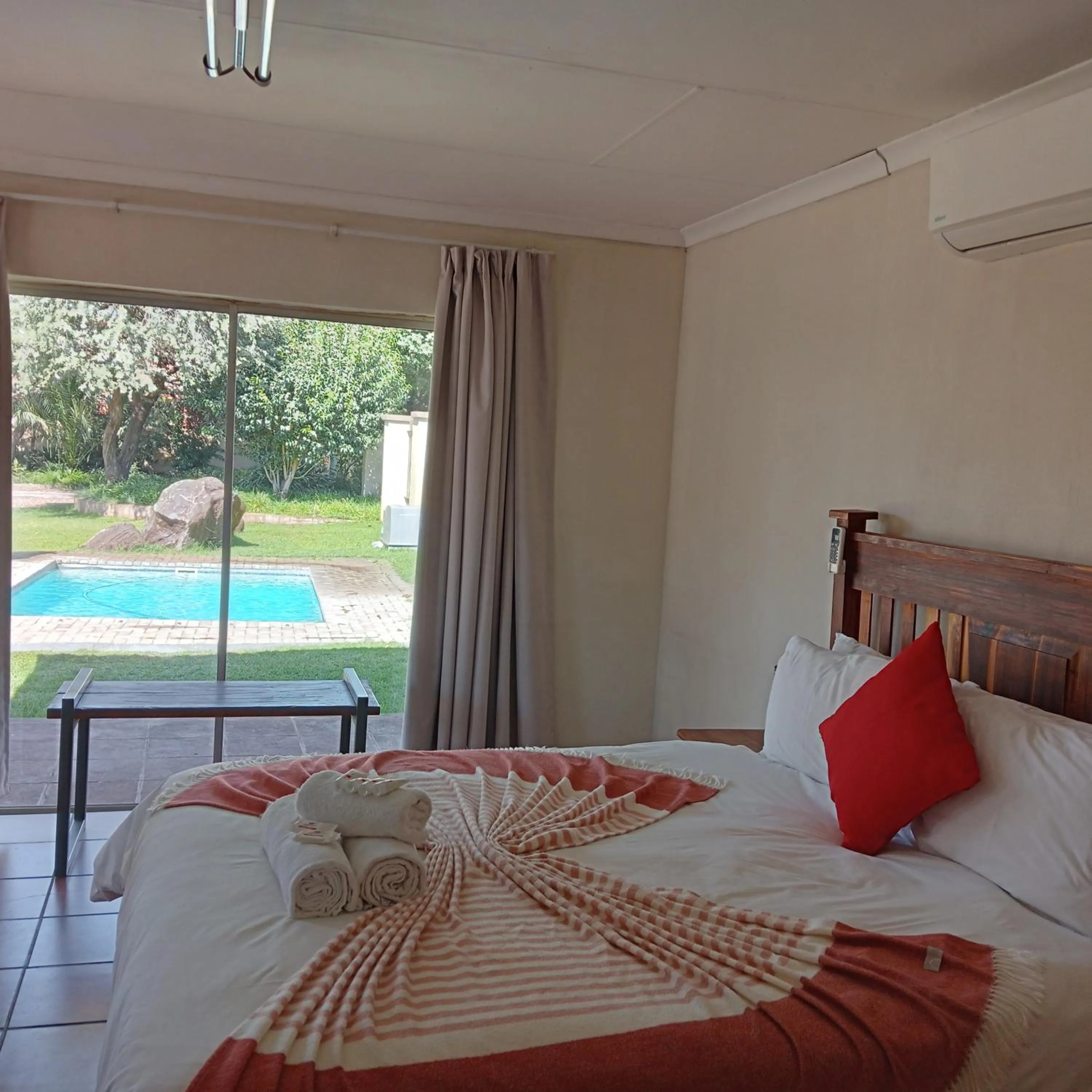 Pool view, Bed in Kuruman Hotel