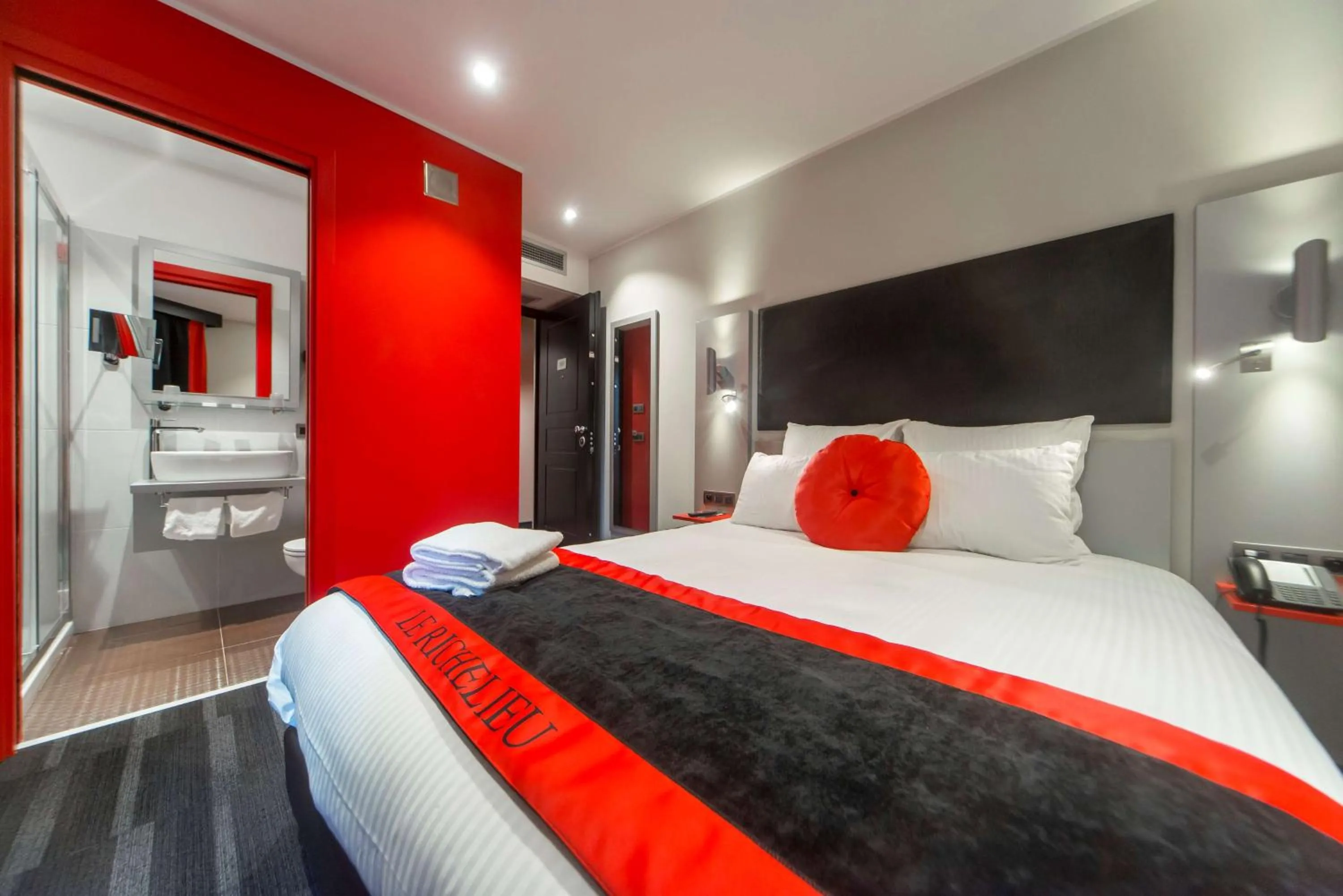 Photo of the whole room, Bed in Hôtel Boutique Richelieu, Lyon Gare Part-Dieu