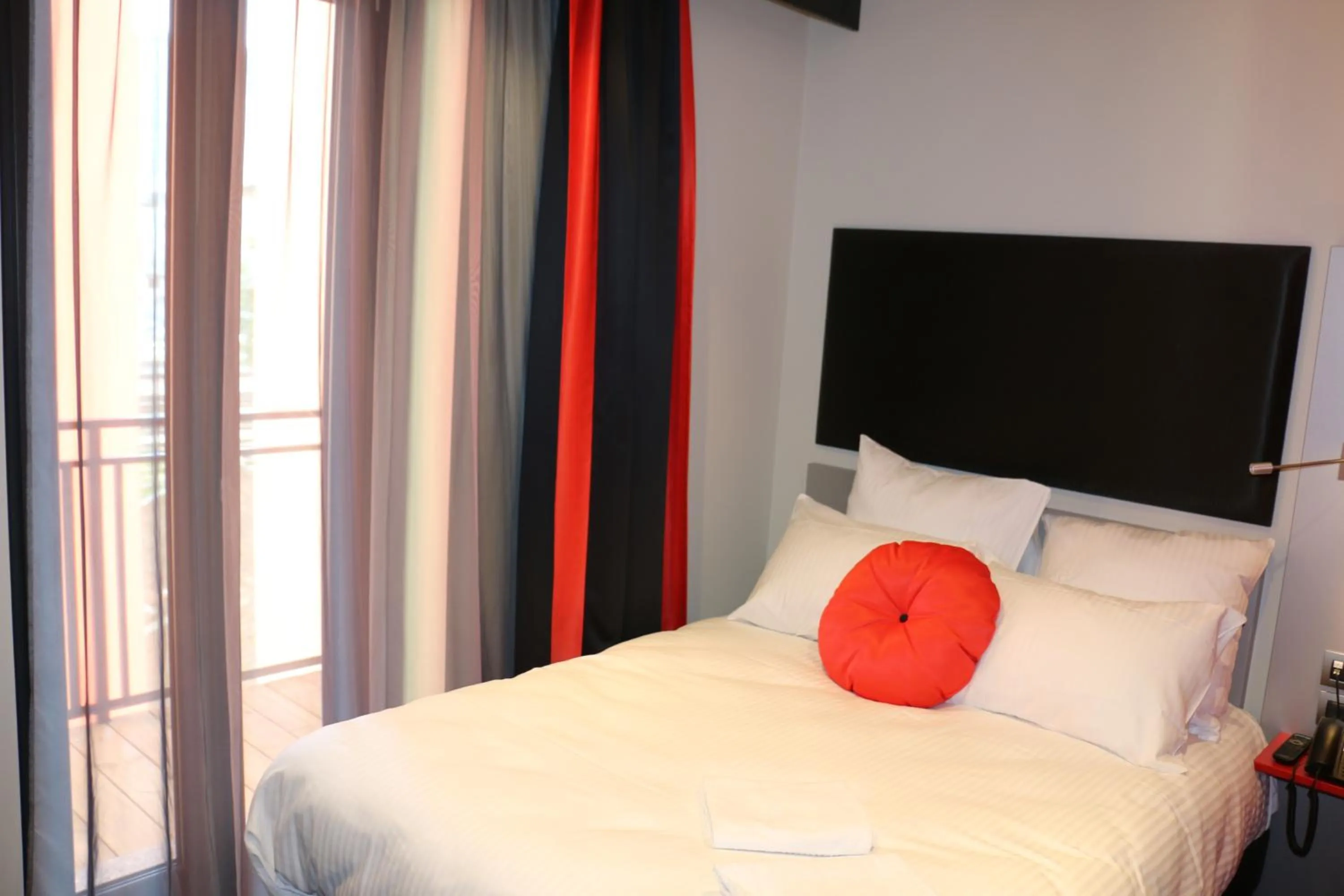 Bedroom, Bed in Hôtel Boutique Richelieu, Lyon Gare Part-Dieu