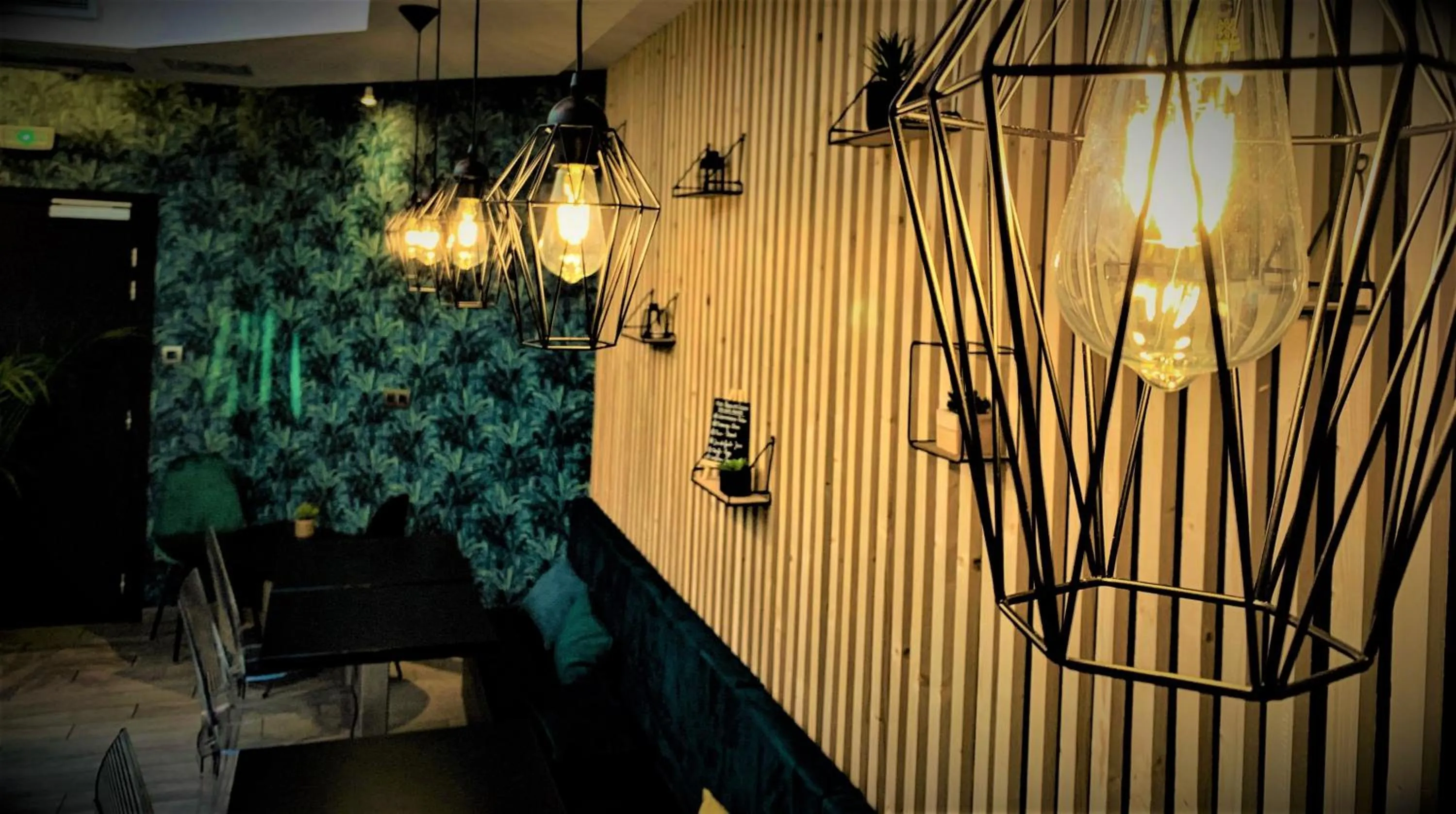 Lounge or bar in Hôtel Boutique Richelieu, Lyon Gare Part-Dieu