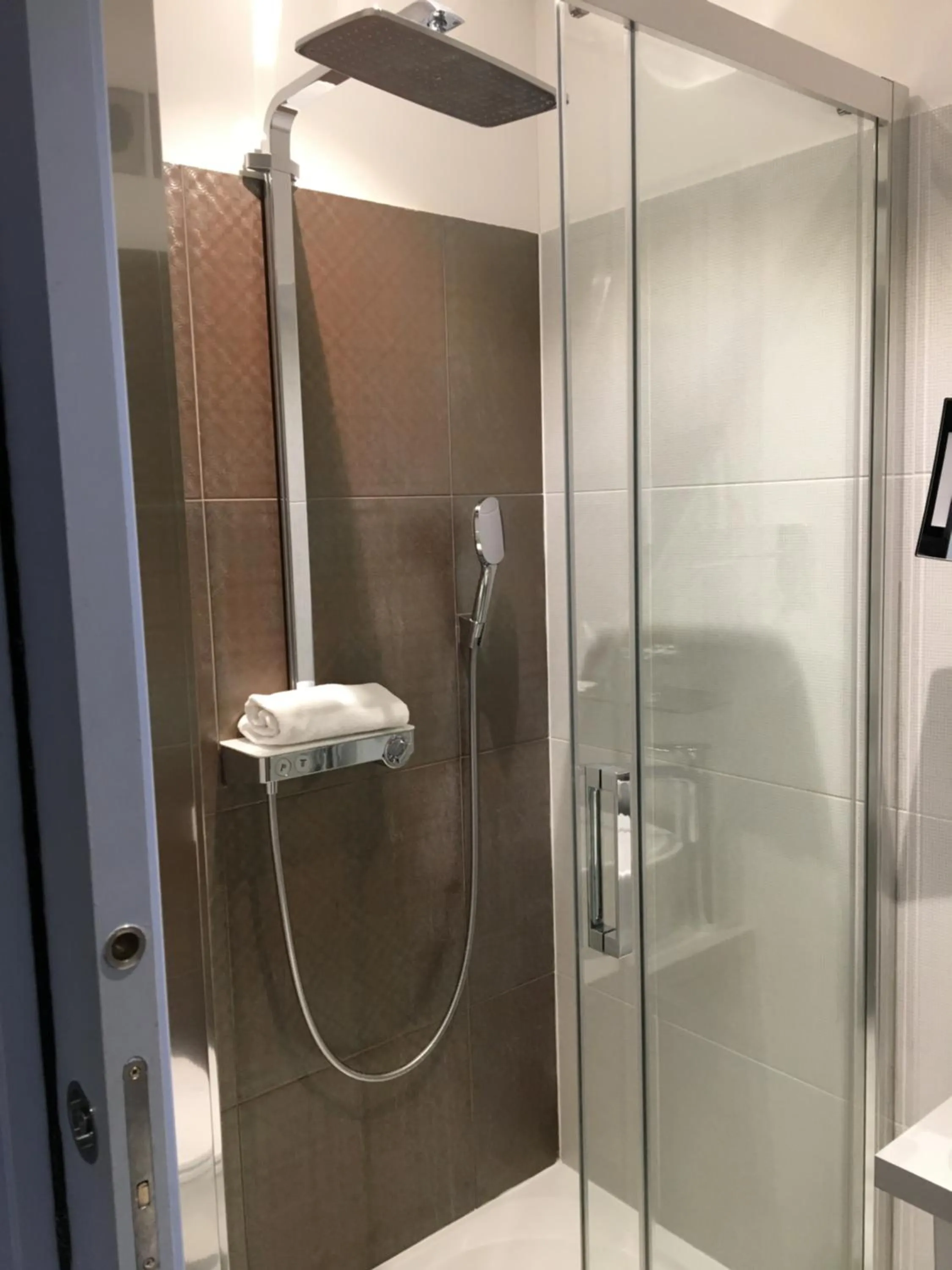 Bathroom in Hôtel Boutique Richelieu, Lyon Gare Part-Dieu