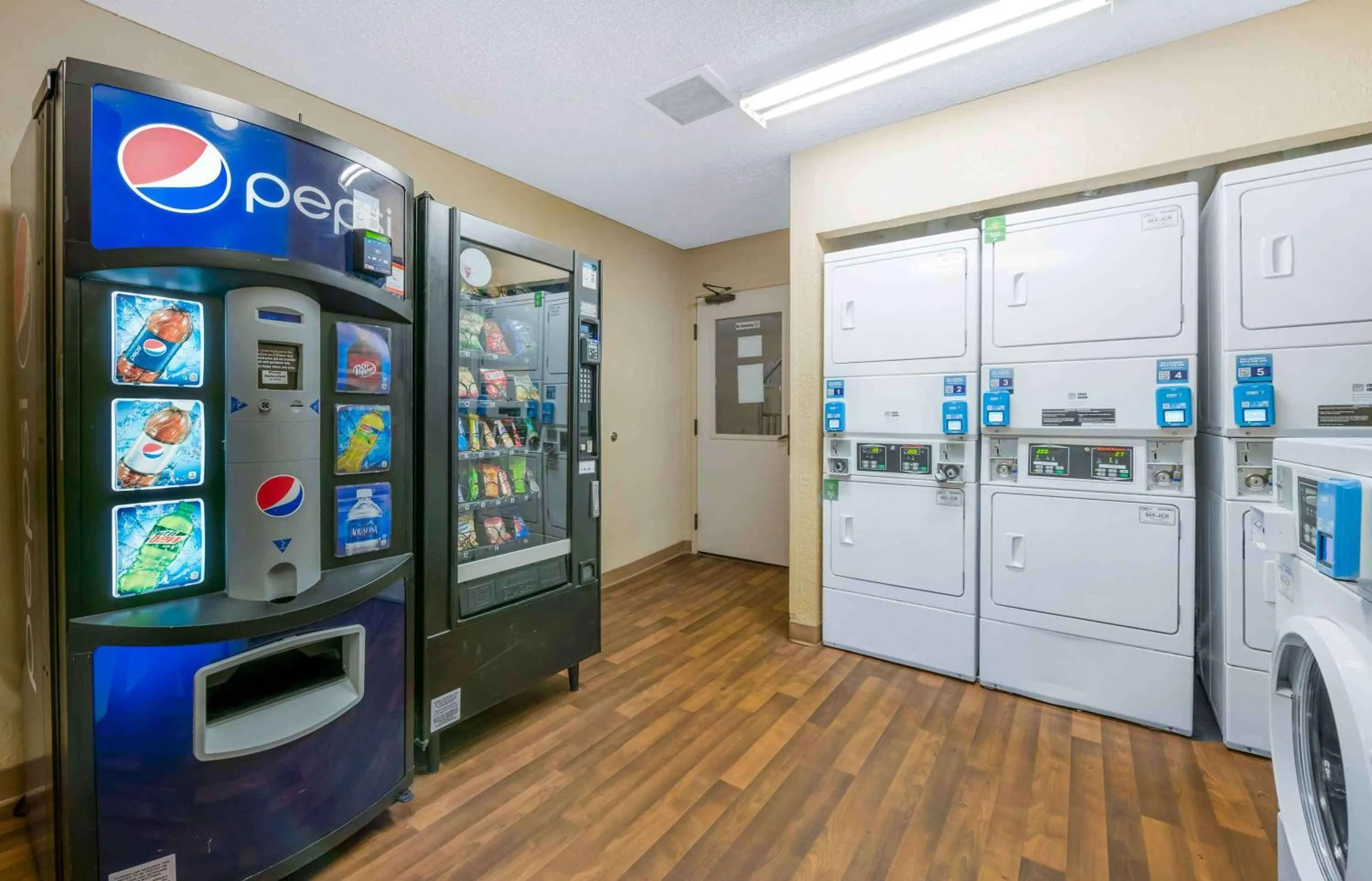 Property building in Extended Stay America Select Suites - Jacksonville - Baymeadows