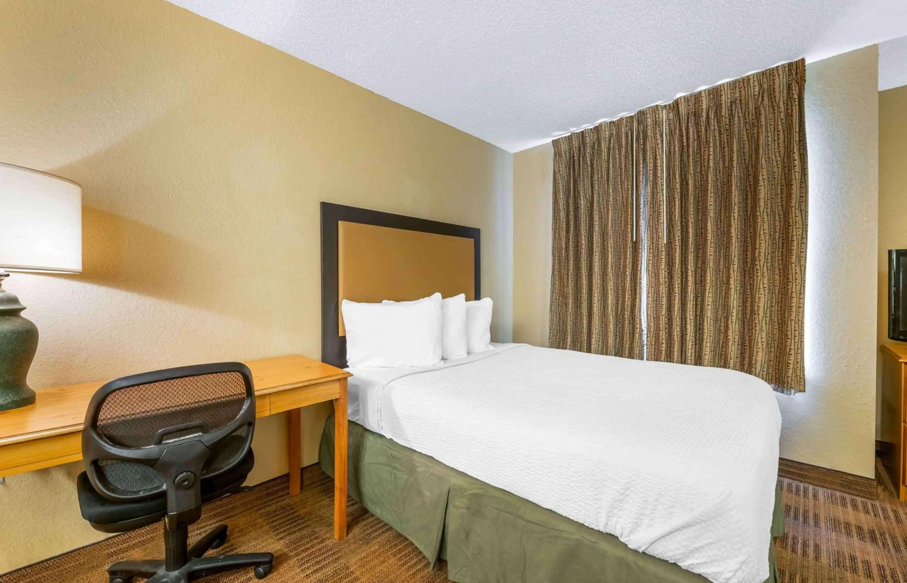 Bedroom, Bed in Extended Stay America Select Suites - Jacksonville - Baymeadows