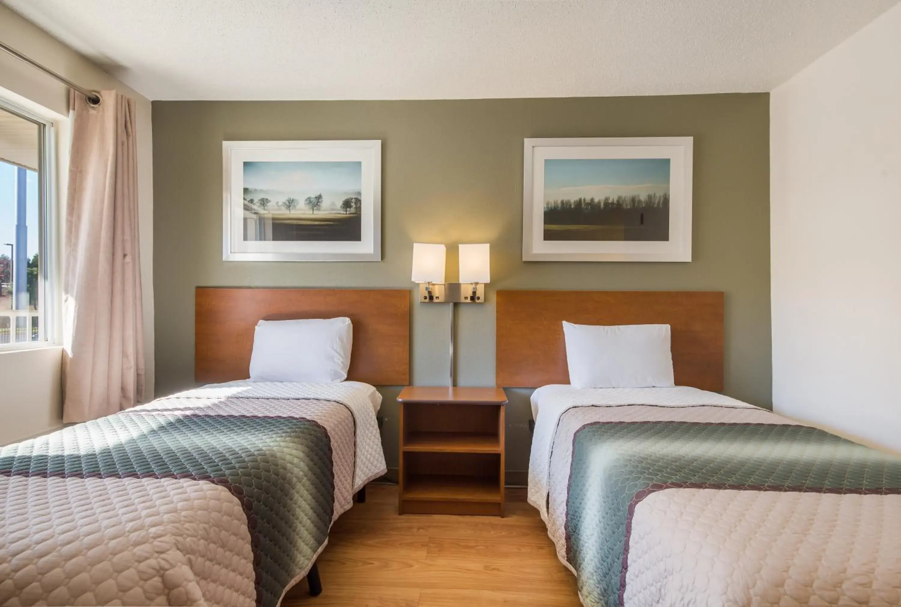 Studio Room with Two Twin Beds Non-Smoking in HomeTowne Studios by Red Roof Spartanburg - Asheville Highway Studio Room with Two Twin Beds Non-Smoking in HomeTowne Studios by Red Roof Spartanburg - Asheville Highway