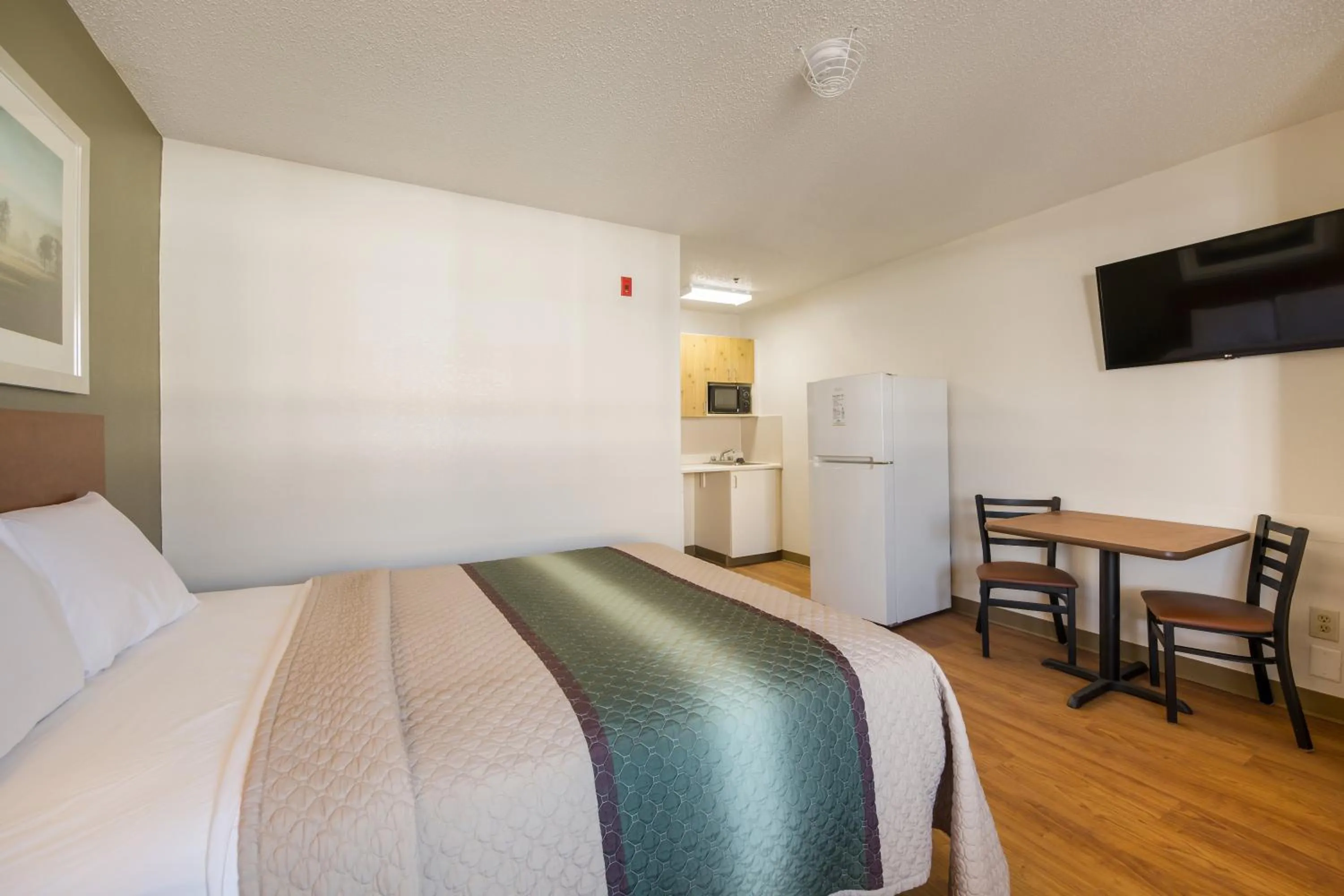 Photo of the whole room, Bed in HomeTowne Studios by Red Roof Spartanburg - Asheville Highway