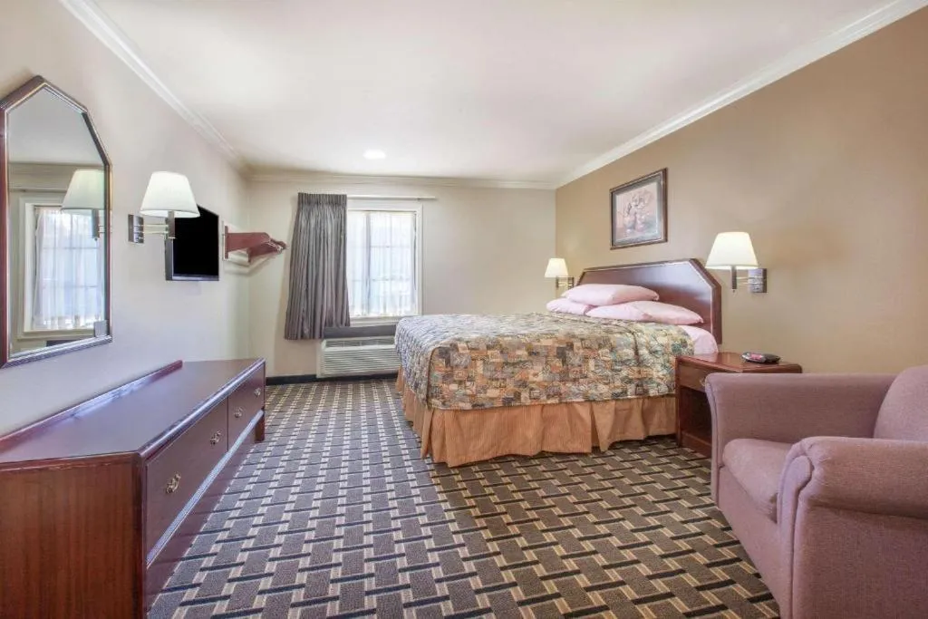 Photo of the whole room, Bed in Super 8 by Wyndham Tyler TX