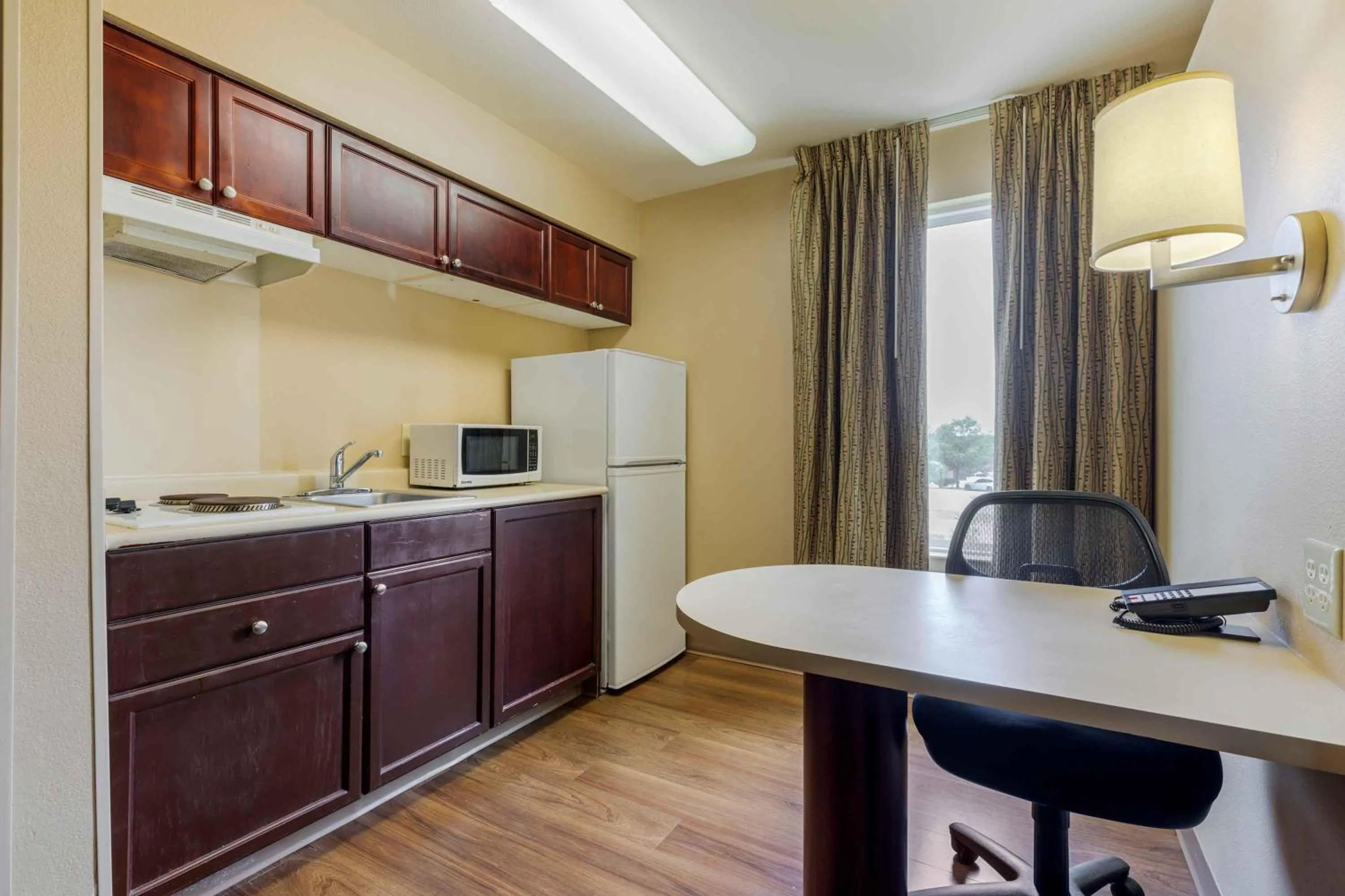 Kitchen or kitchenette in Extended Stay America Suites - Dallas - Las Colinas - Green Park Dr