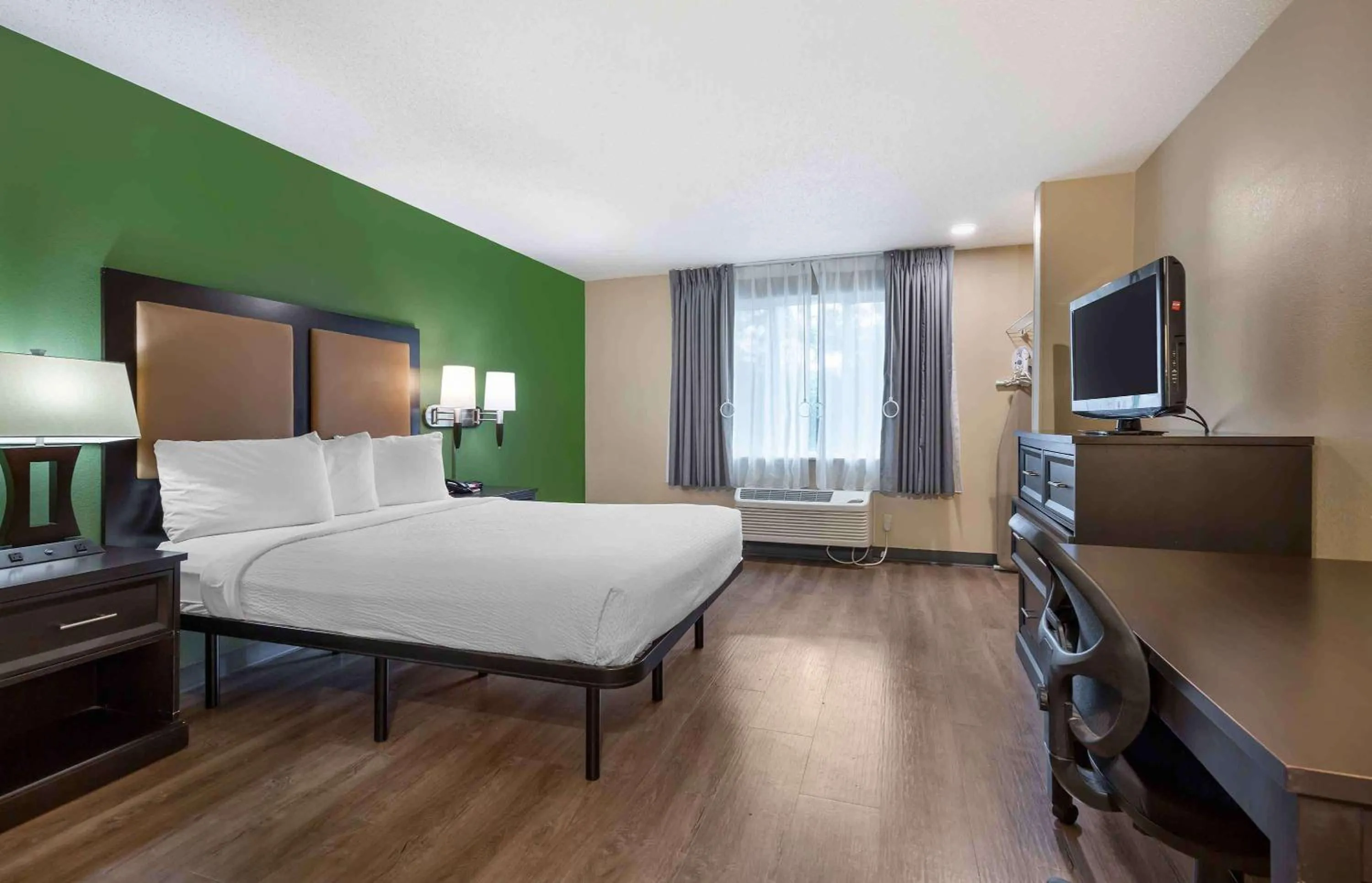 Bedroom, Bed in Extended Stay America Suites - Washington, DC - Springfield