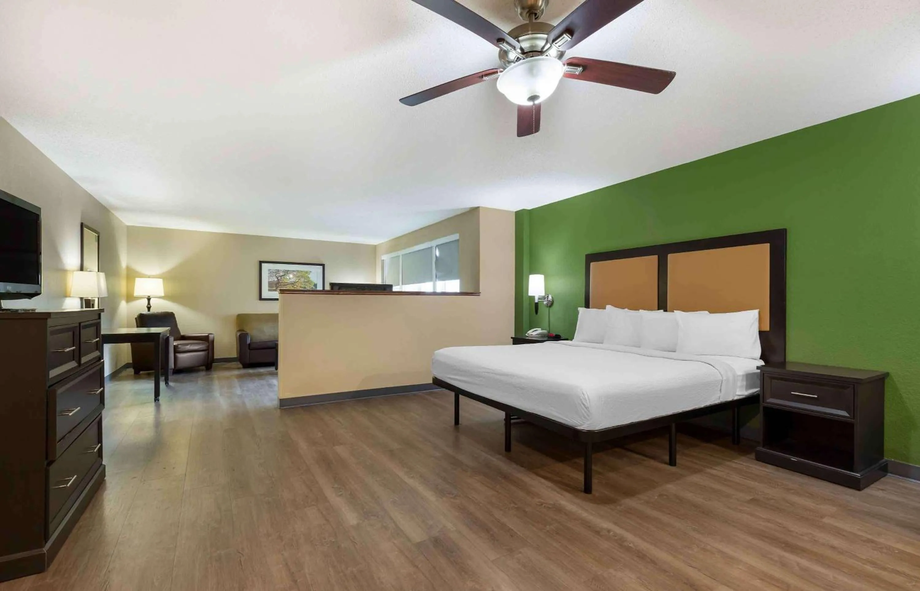 Bedroom, Bed in Extended Stay America Suites - Washington, DC - Springfield