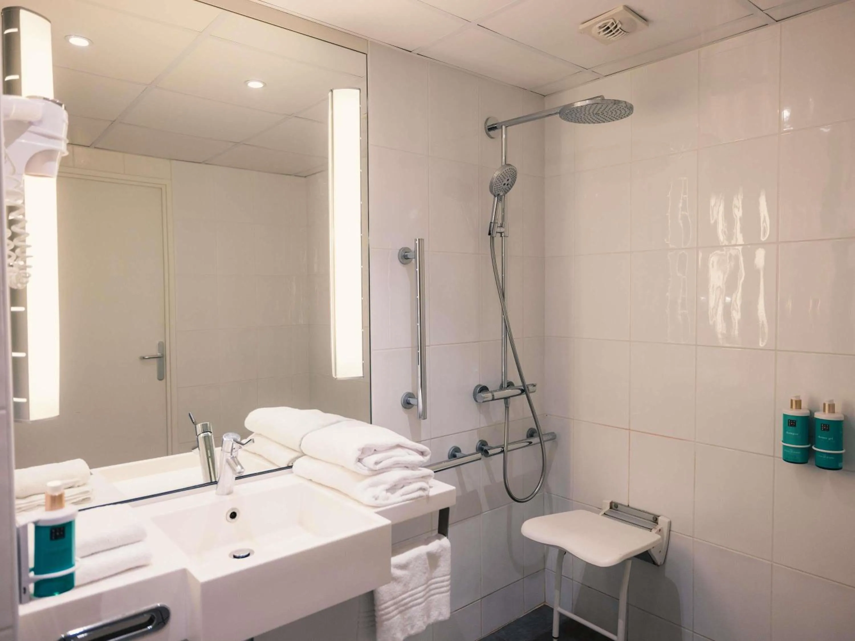 Bedroom in Novotel Le Havre Centre Gare