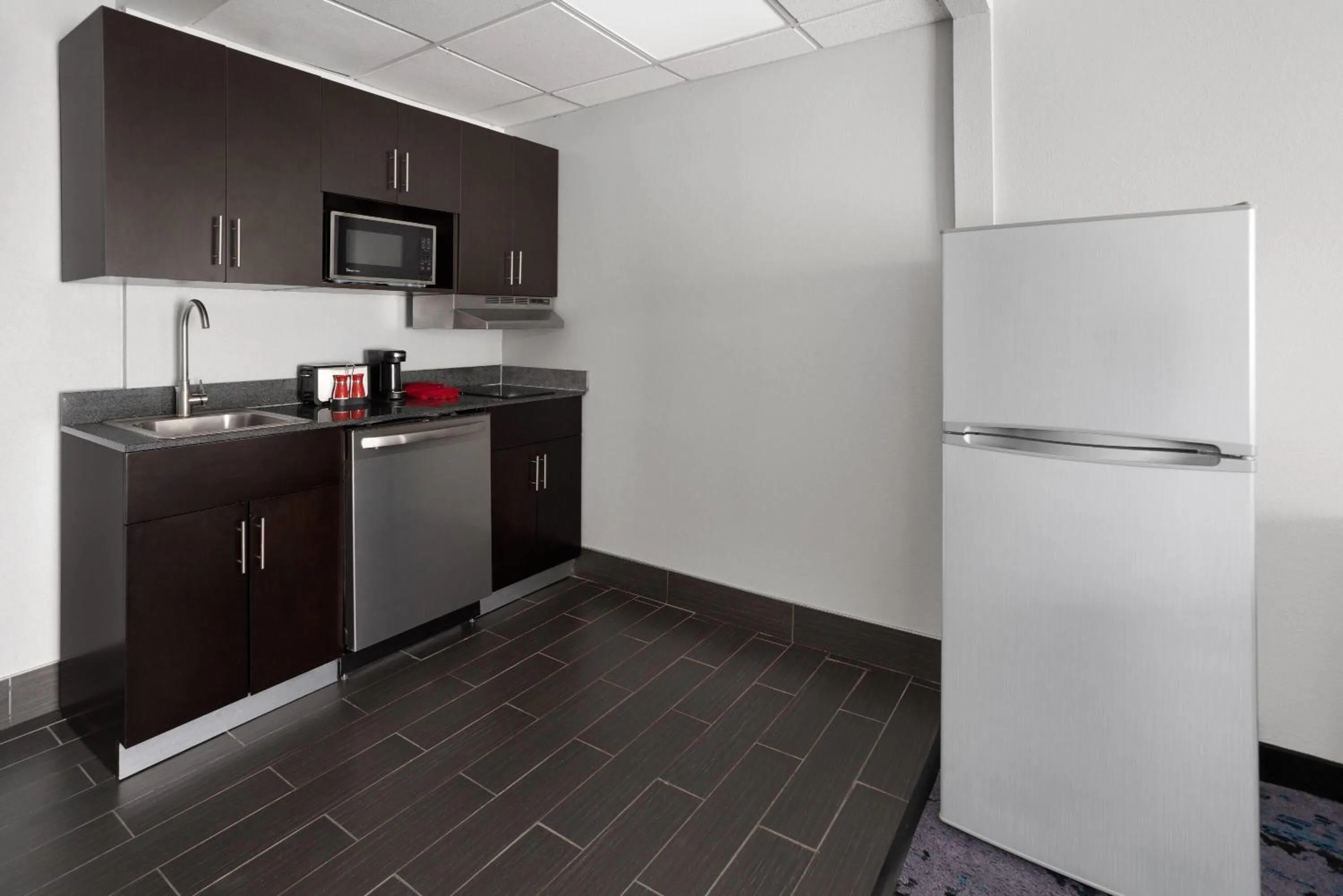 Kitchen or kitchenette in Hawthorn Extended Stay by Wyndham Chambersburg