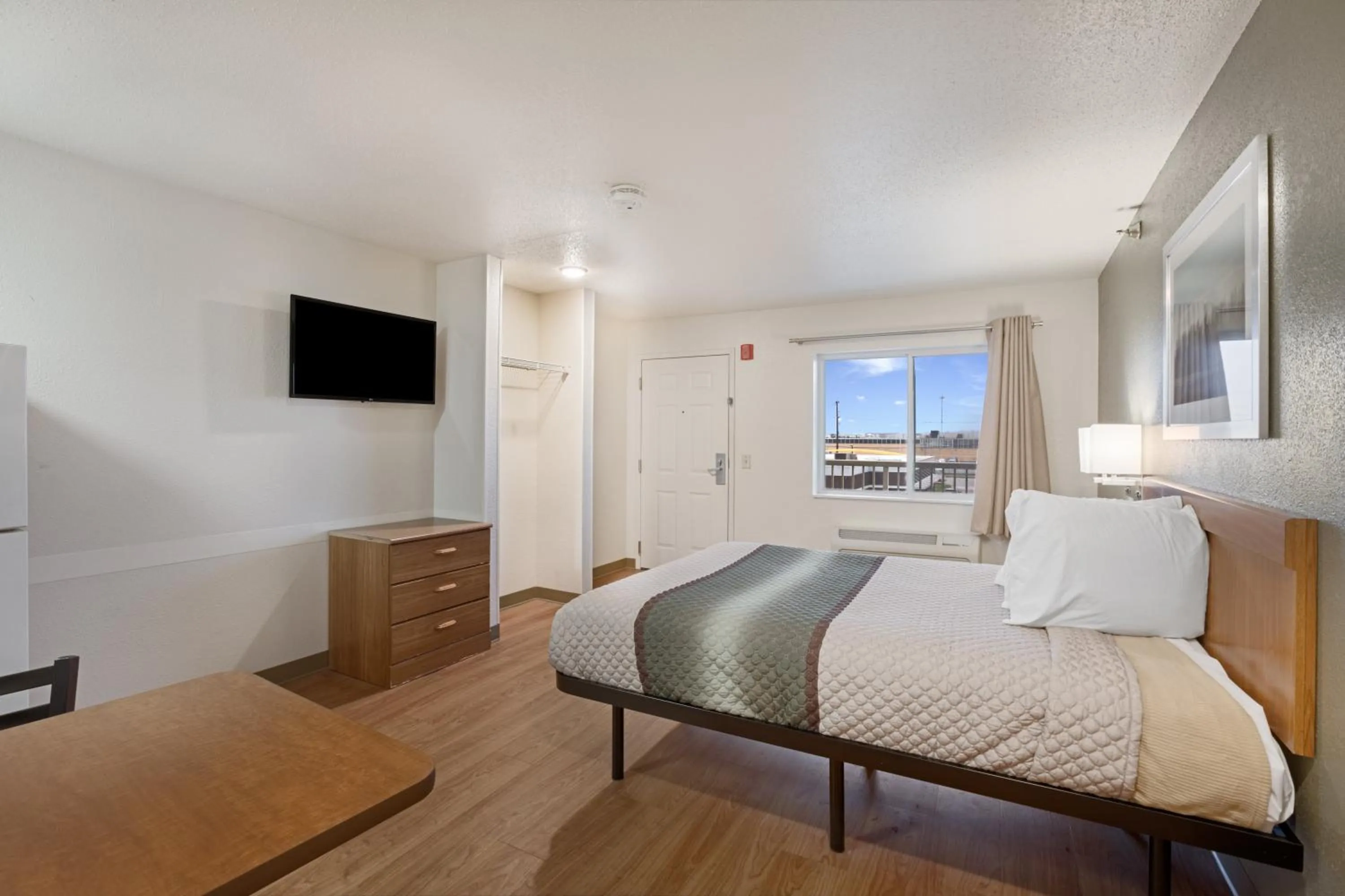 Studio Queen Room Disability Access Non-Smoking in HomeTowne Studios by Red Roof Detroit - Livonia