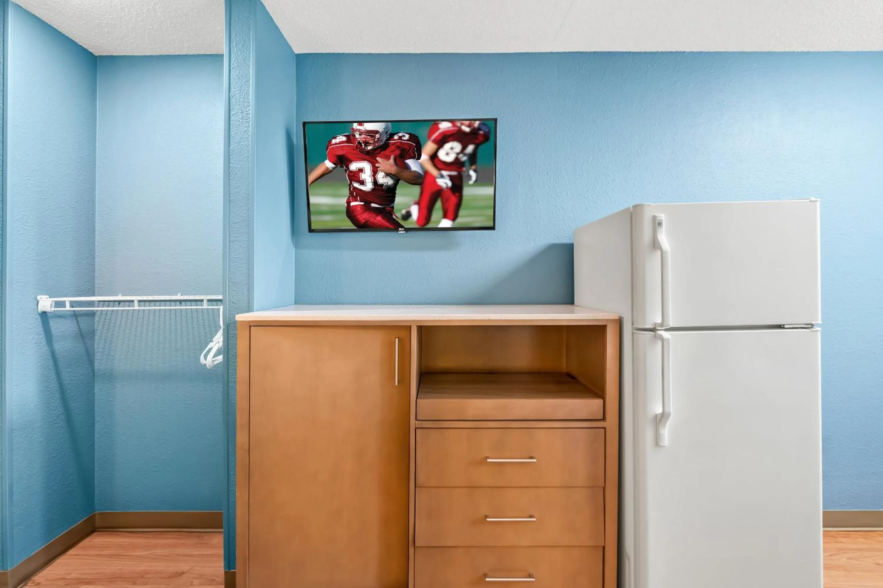 Kitchen or kitchenette in HomeTowne Studios by Red Roof Detroit - Livonia