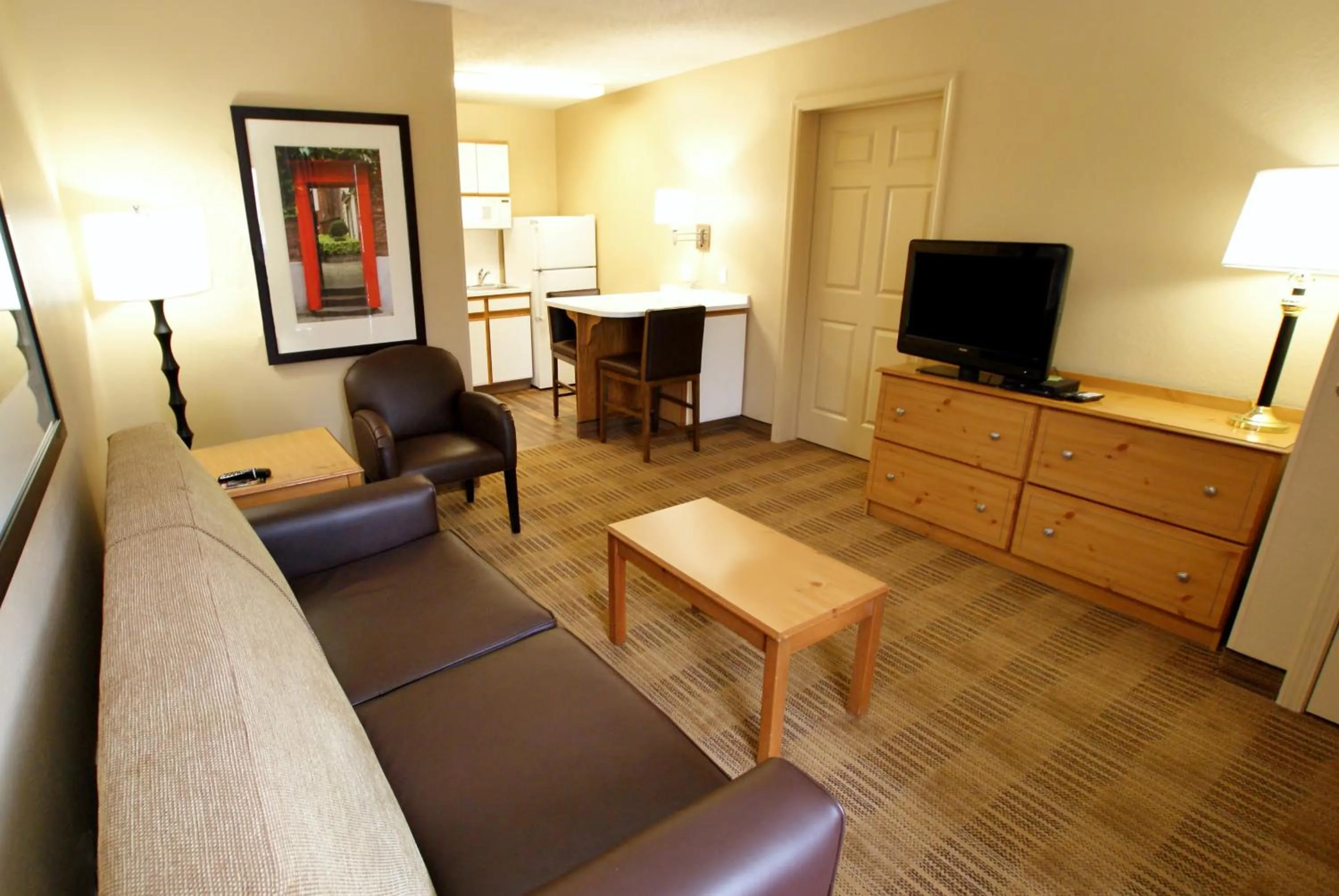 Kitchen or kitchenette, Seating Area in Extended Stay America Select Suites - Durham - University - Ivy Creek Blvd