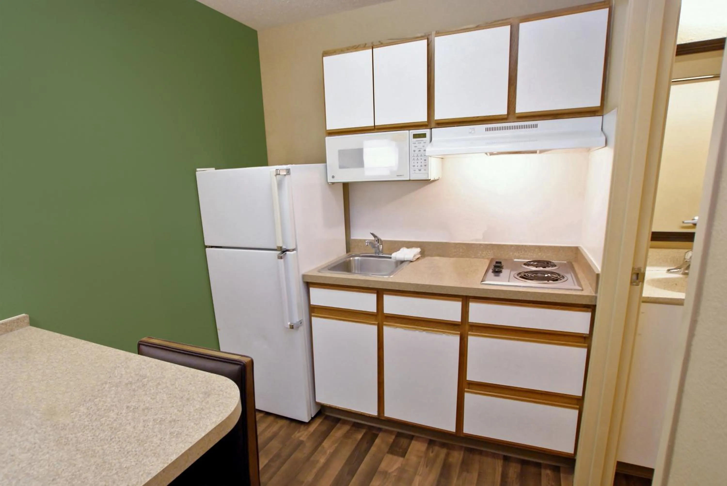 Kitchen or kitchenette, Kitchen/Kitchenette in Extended Stay America Select Suites - Durham - University - Ivy Creek Blvd