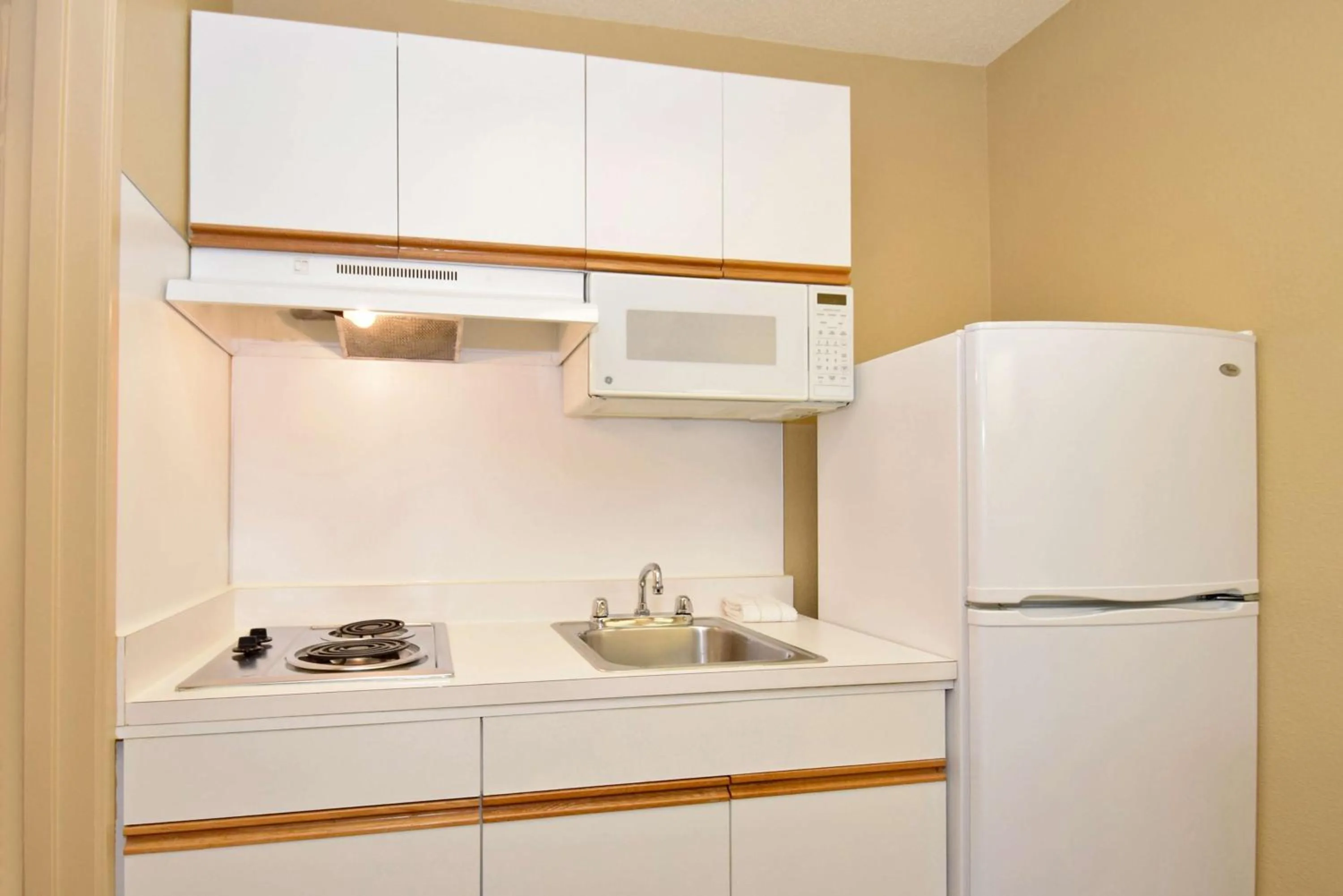 Kitchen or kitchenette, Kitchen/Kitchenette in Extended Stay America Select Suites - Durham - University - Ivy Creek Blvd